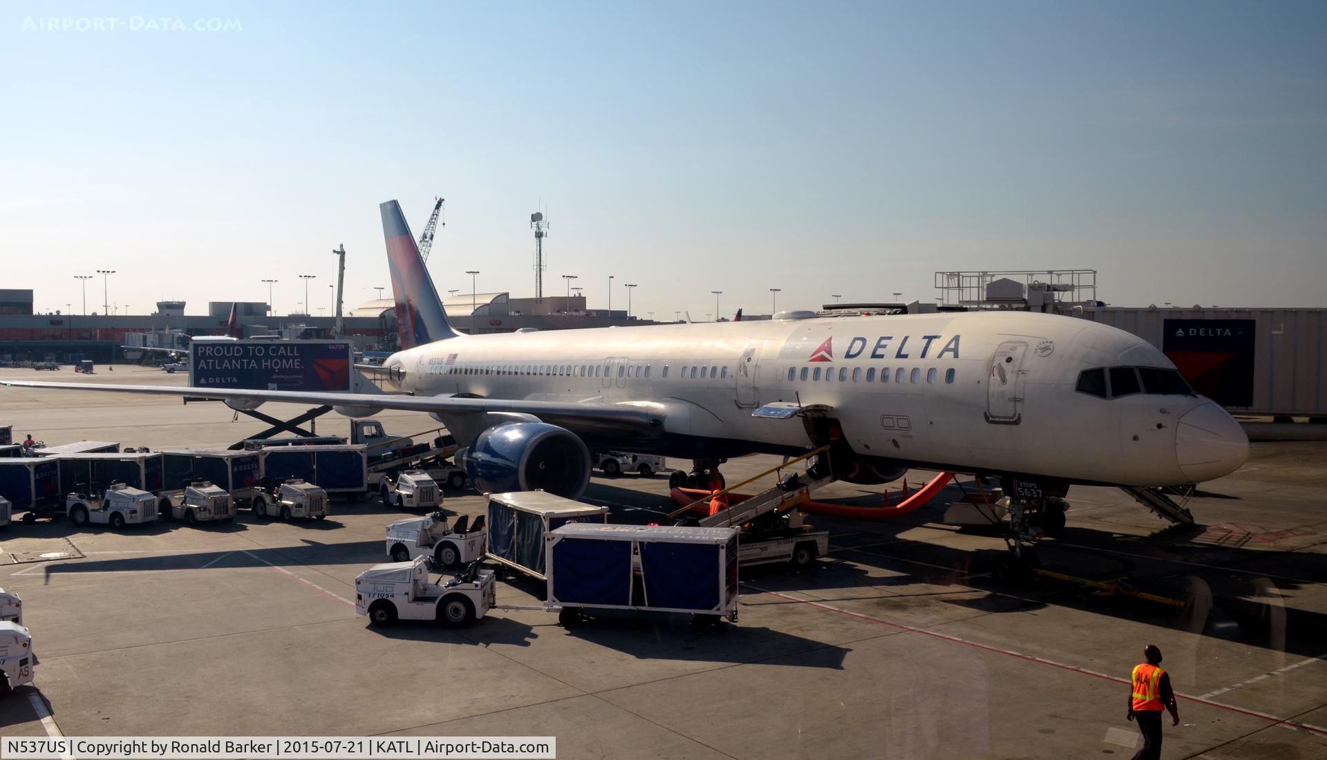 N537US, 1996 Boeing 757-251 C/N 26484, At the gate Atlanta