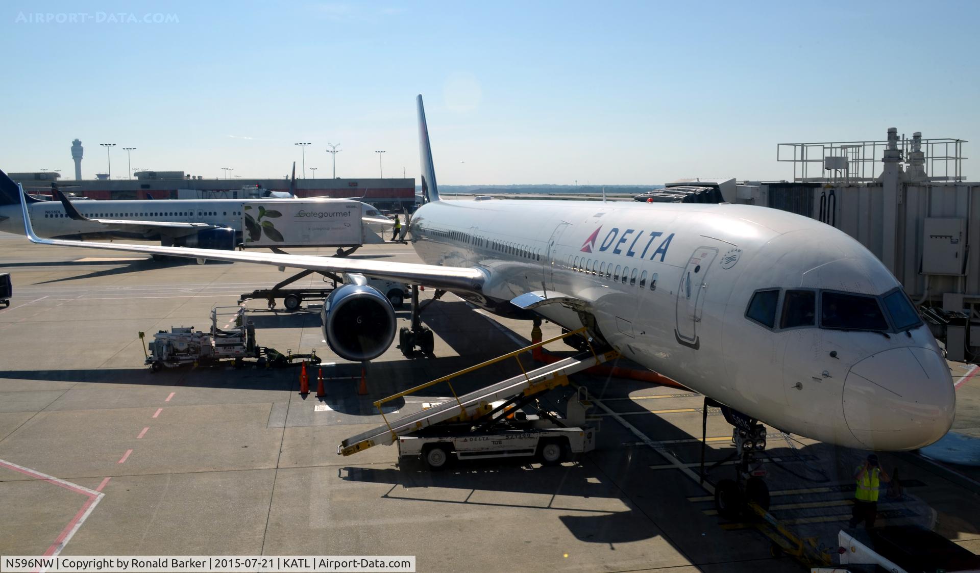 N596NW, 2003 Boeing 757-351 C/N 32996, Gate T-1 Atlanta