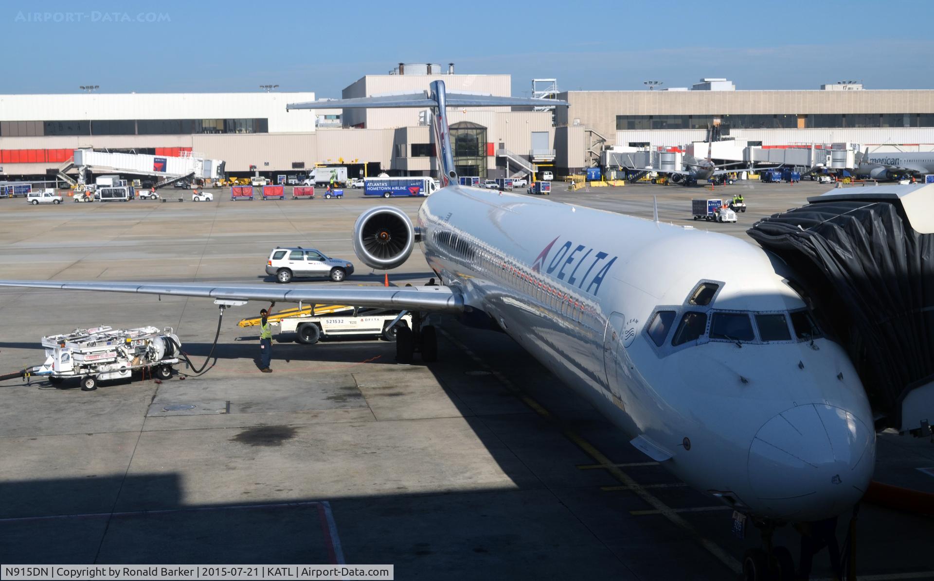 N915DN, 1996 McDonnell Douglas MD-90-30 C/N 53395, At the gate Atlanta