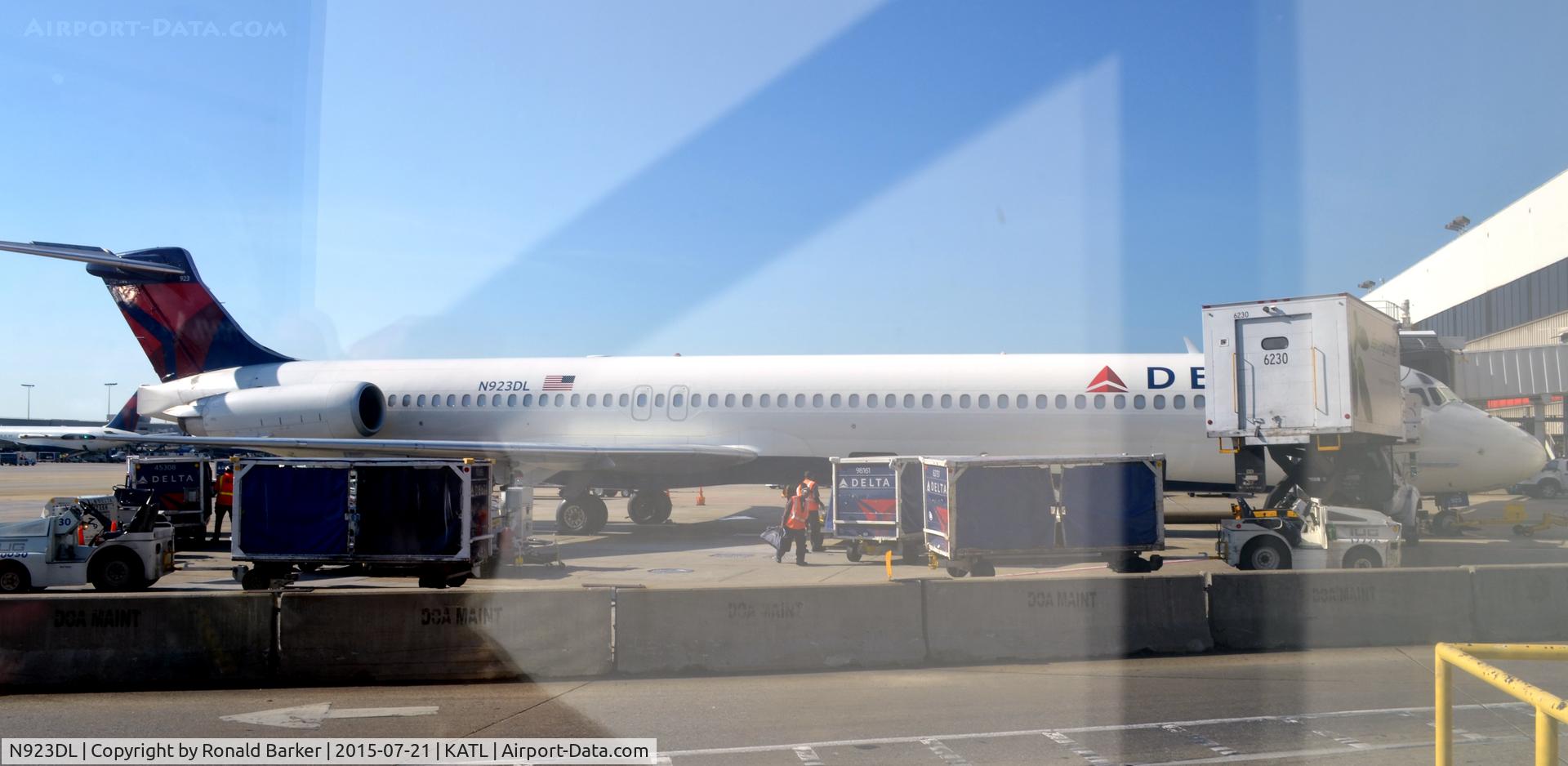 N923DL, 1988 McDonnell Douglas MD-88 C/N 49705, At the gate Atlanta
