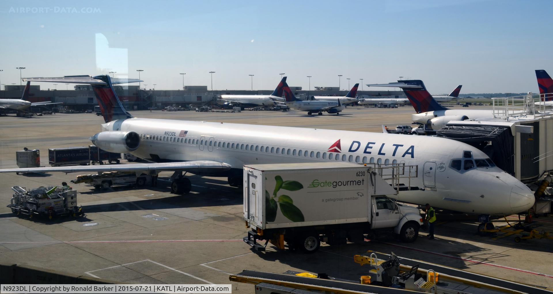 N923DL, 1988 McDonnell Douglas MD-88 C/N 49705, At the gate Atlanta
