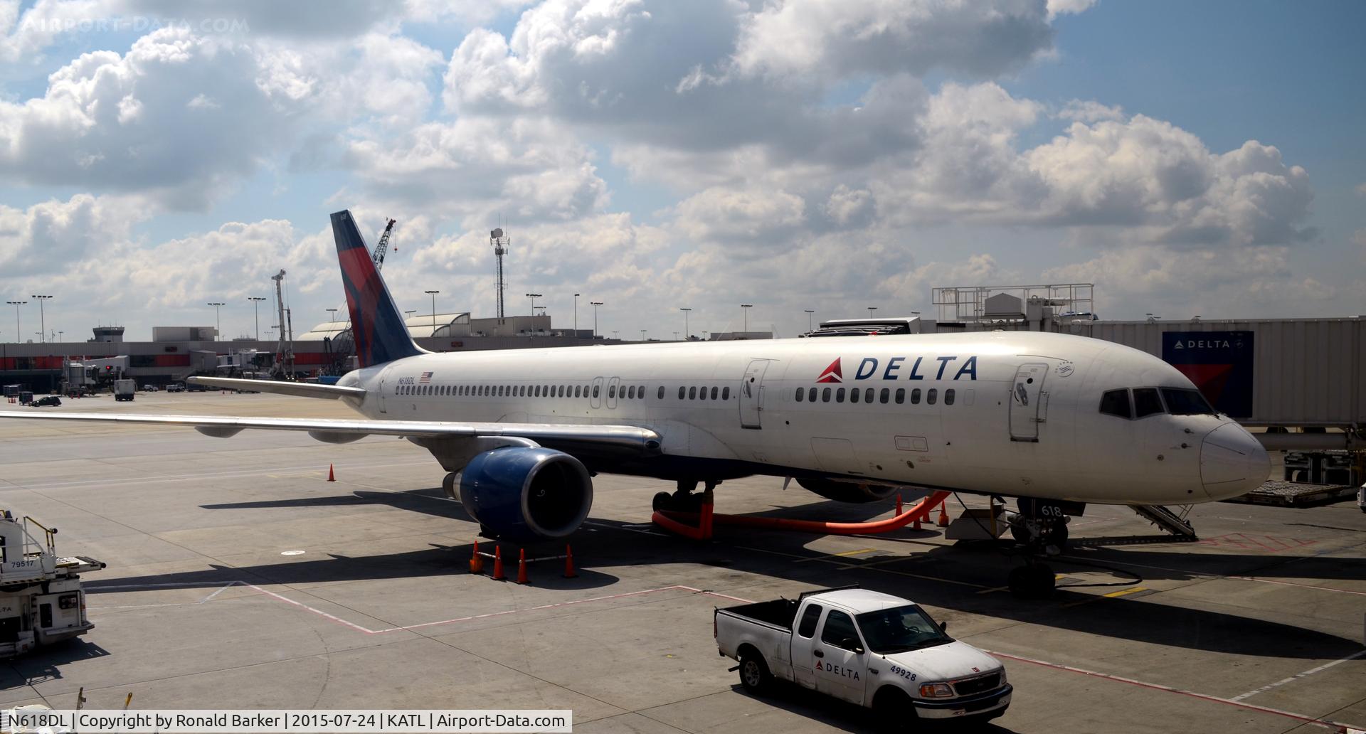 N618DL, 1986 Boeing 757-232 C/N 22908, At the gate Atlanta