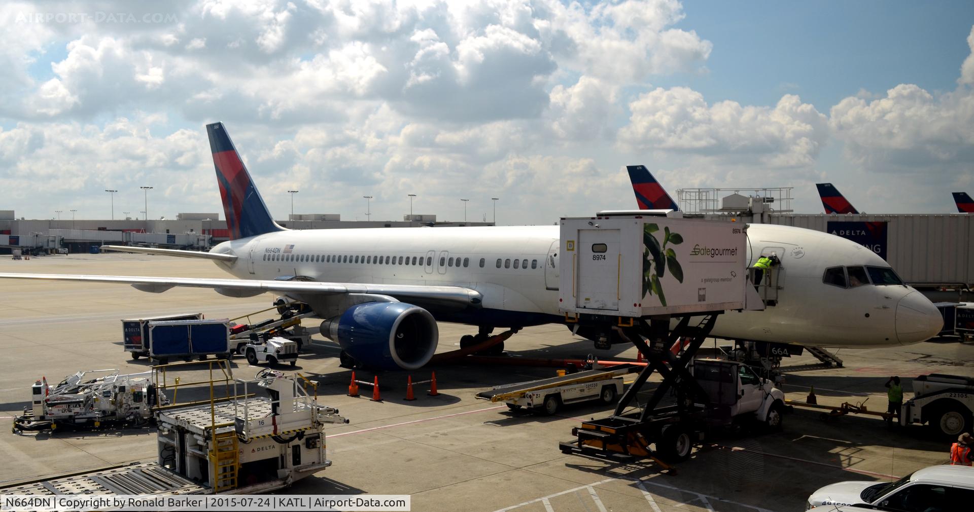 N664DN, 1991 Boeing 757-232 C/N 25012, At the gate Atlanta