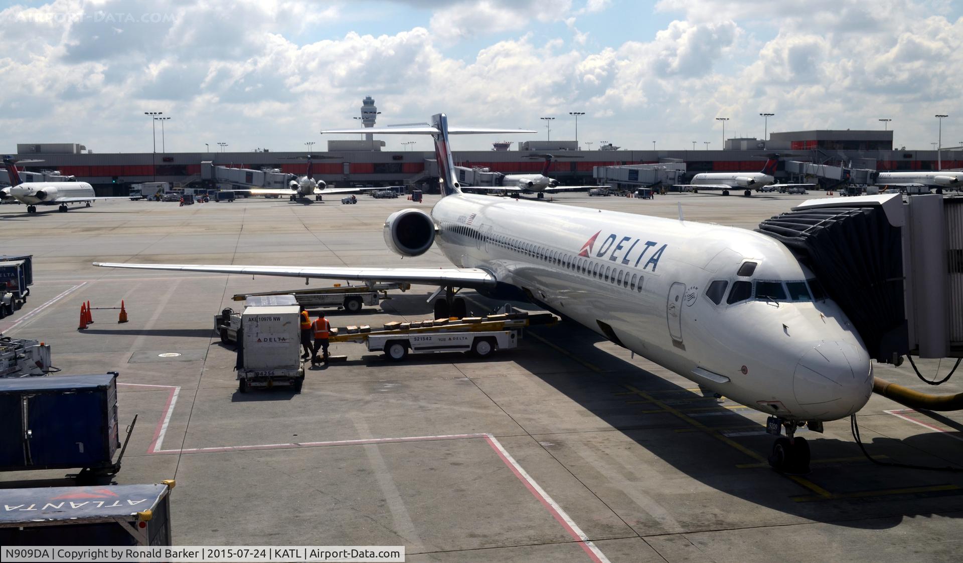 N909DA, 1995 McDonnell Douglas MD-90-30 C/N 53389, At the gate Atlanta