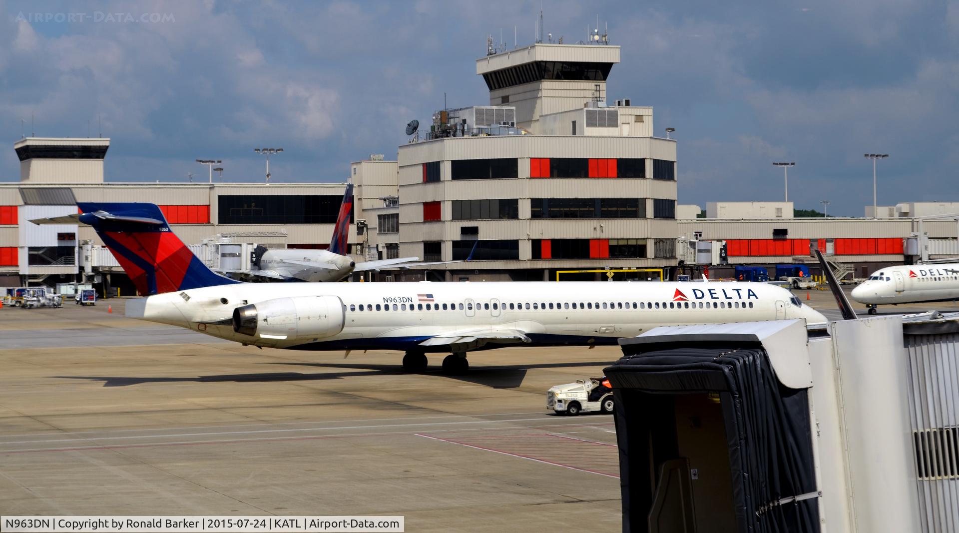 N963DN, 1998 McDonnell Douglas MD-90-30 C/N 53533, Taxi Atlanta