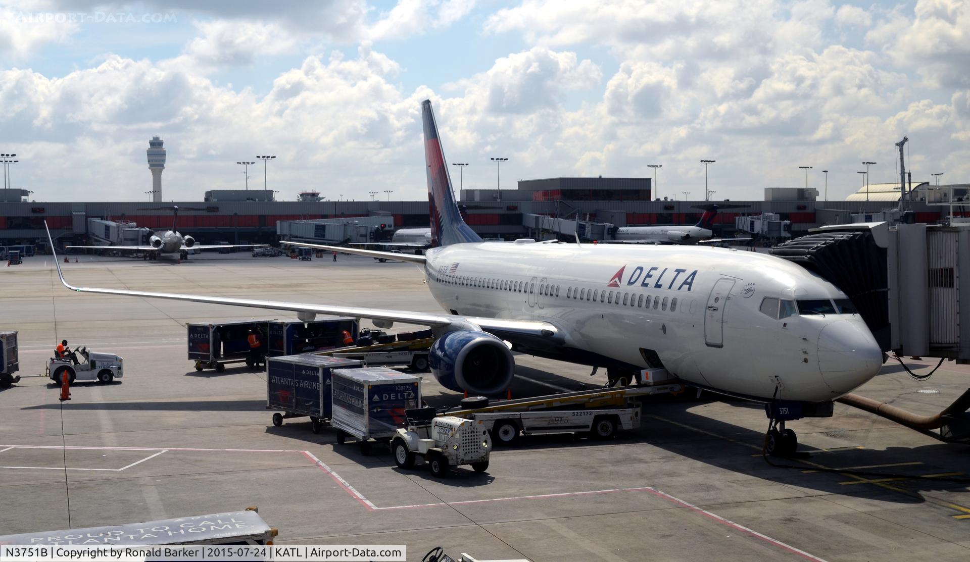 N3751B, 2001 Boeing 737-832 C/N 30491, At the gate Atlanta
