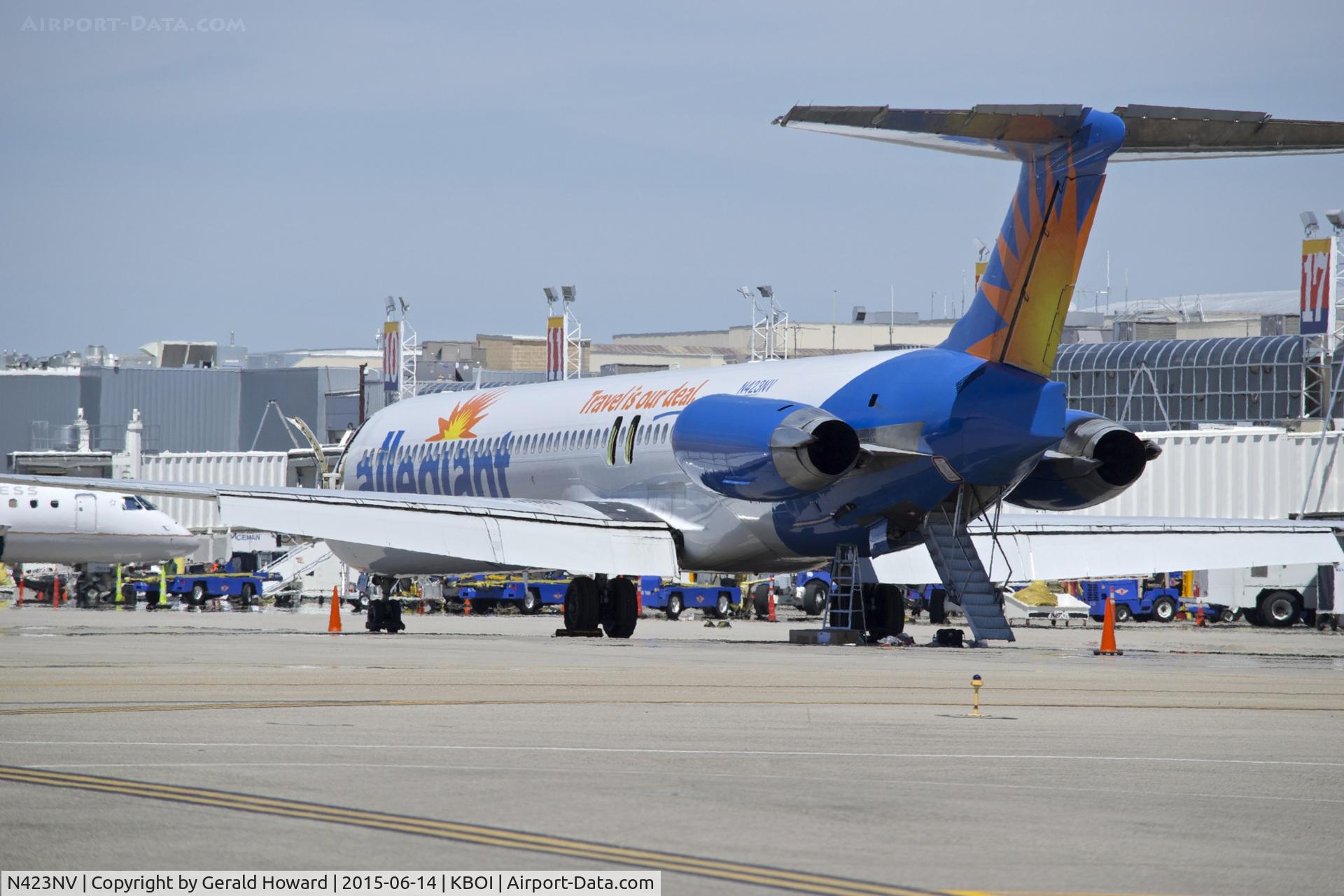 N423NV, 1991 McDonnell Douglas MD-82 (DC-9-83) C/N 53008, Parked on the ramp for a little maintenance.