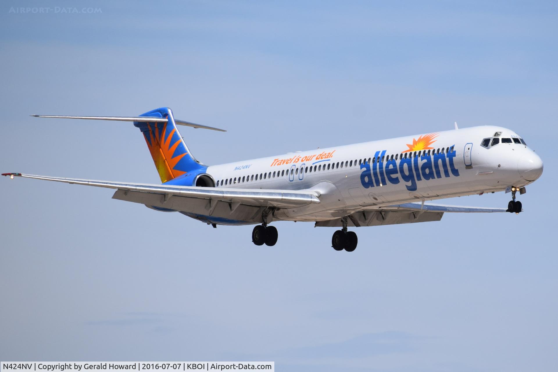 N424NV, 1986 McDonnell Douglas MD-83 (DC-9-83) C/N 49421, On approach for RWY 10R.