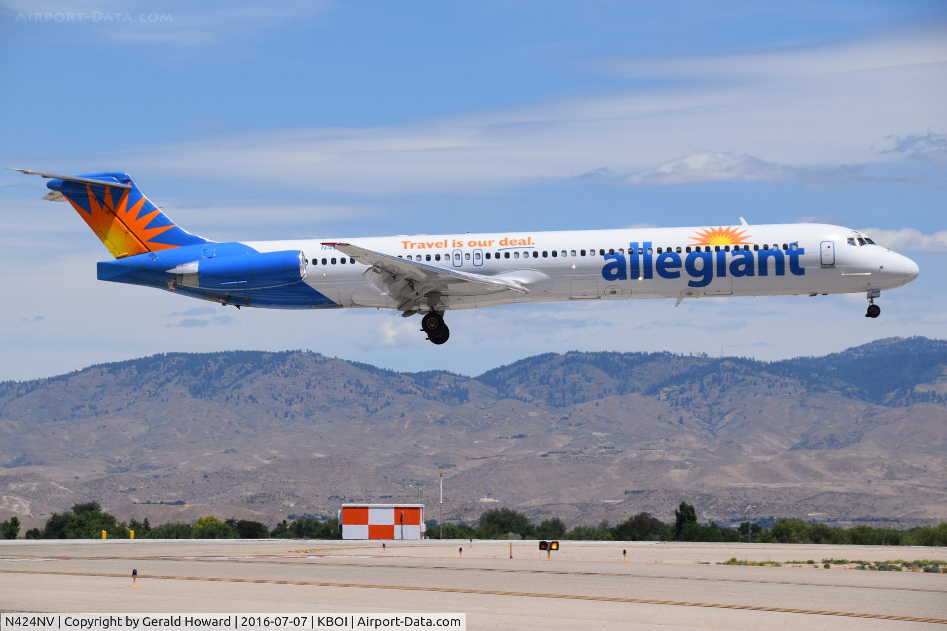 N424NV, 1986 McDonnell Douglas MD-83 (DC-9-83) C/N 49421, Over the numbers on RWY 10R.