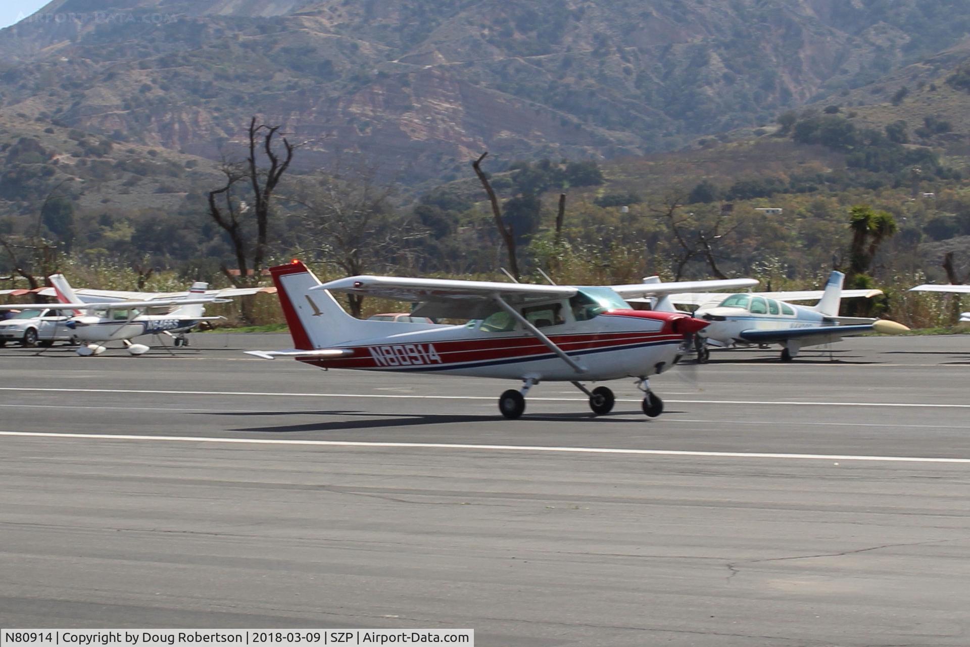 N80914, 1976 Cessna 172M C/N 17266799, 1976 Cessna 172M, Lycoming 0-320-E2D 150 Hp, landing roll Rwy 22