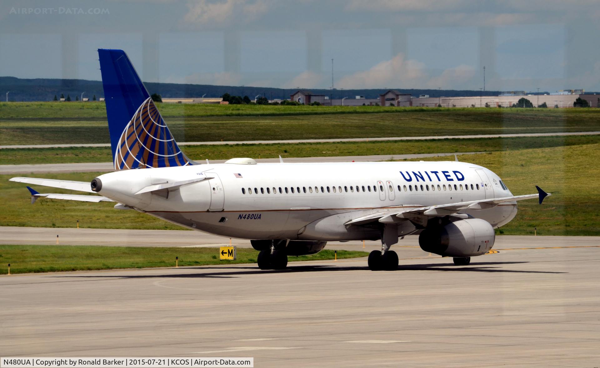 N480UA, 2001 Airbus A320-232 C/N 1555, Taxi COS