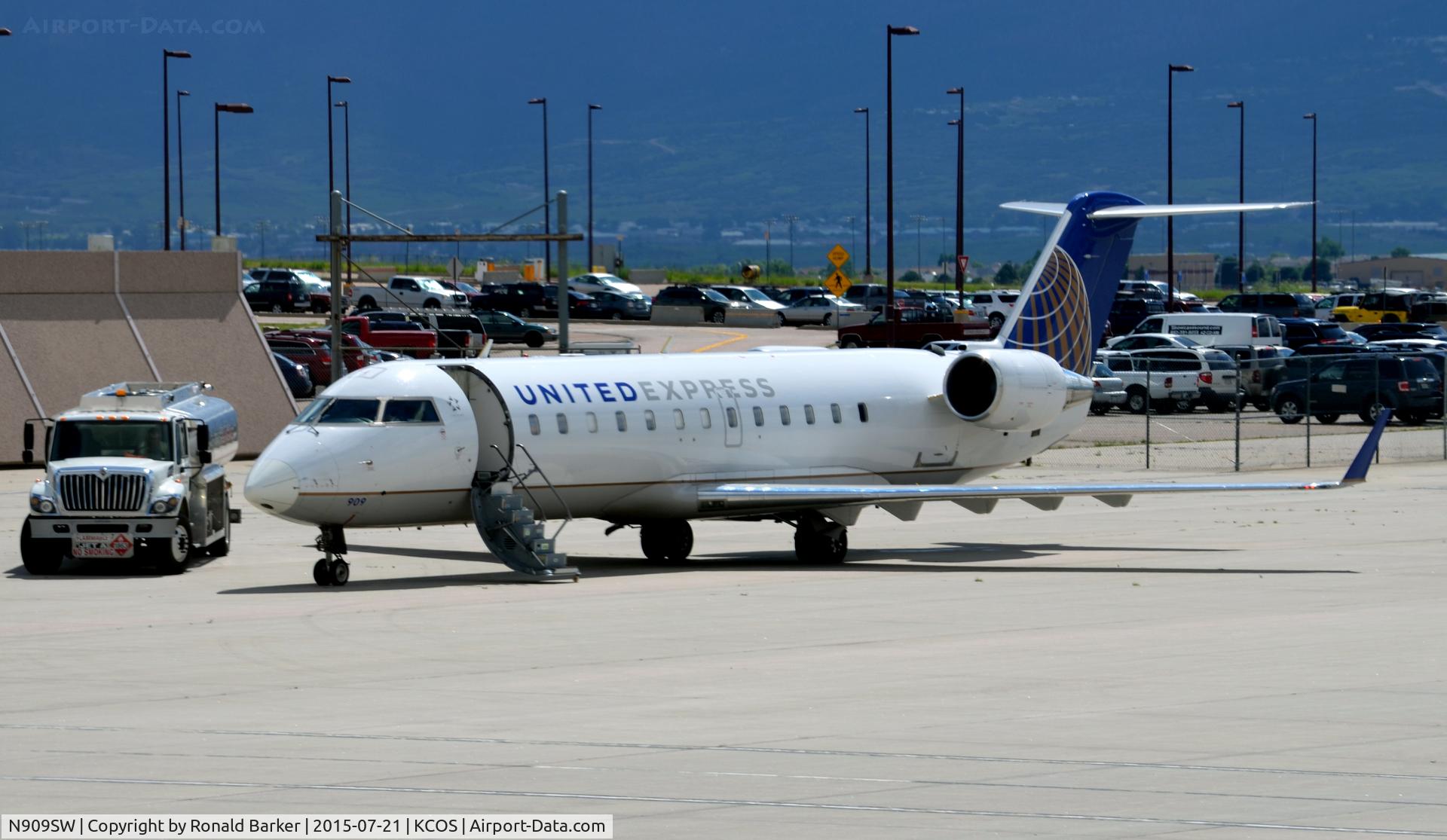 N909SW, 2001 Bombardier CRJ-200LR (CL-600-2B19) C/N 7558, On the ramp COS
