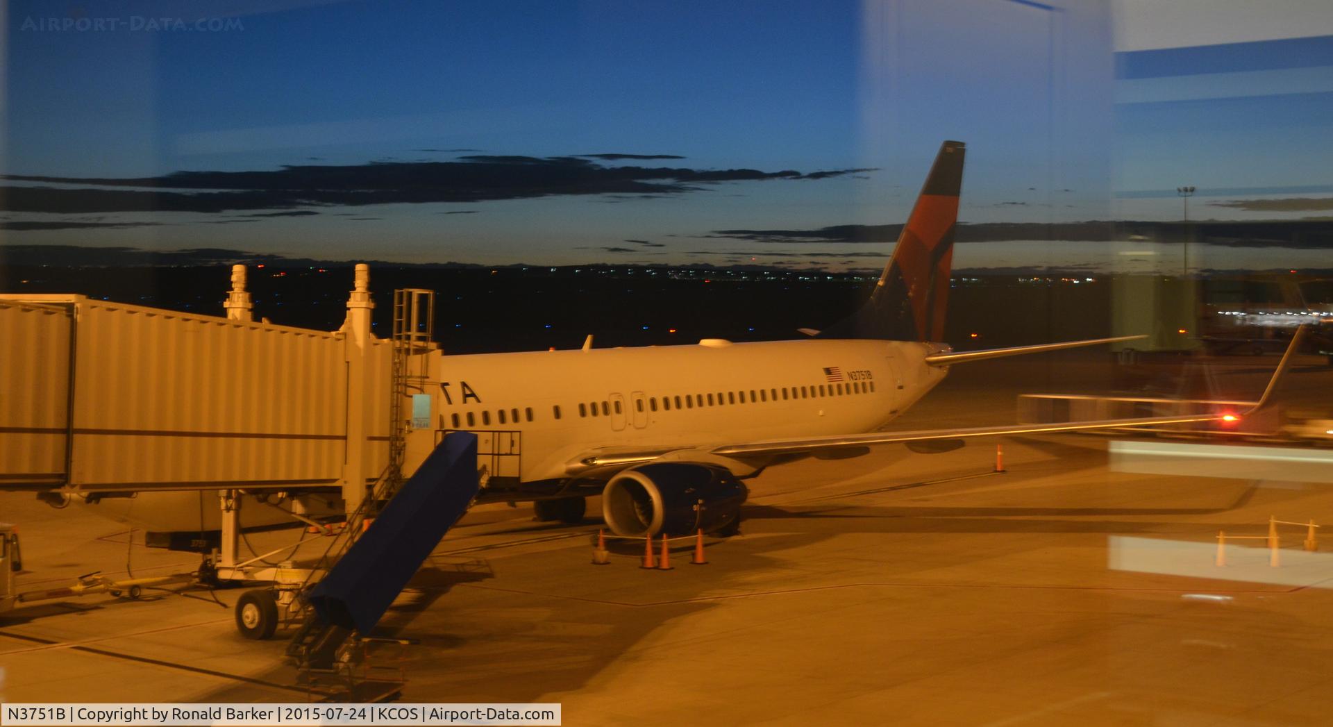 N3751B, 2001 Boeing 737-832 C/N 30491, At the gate COS