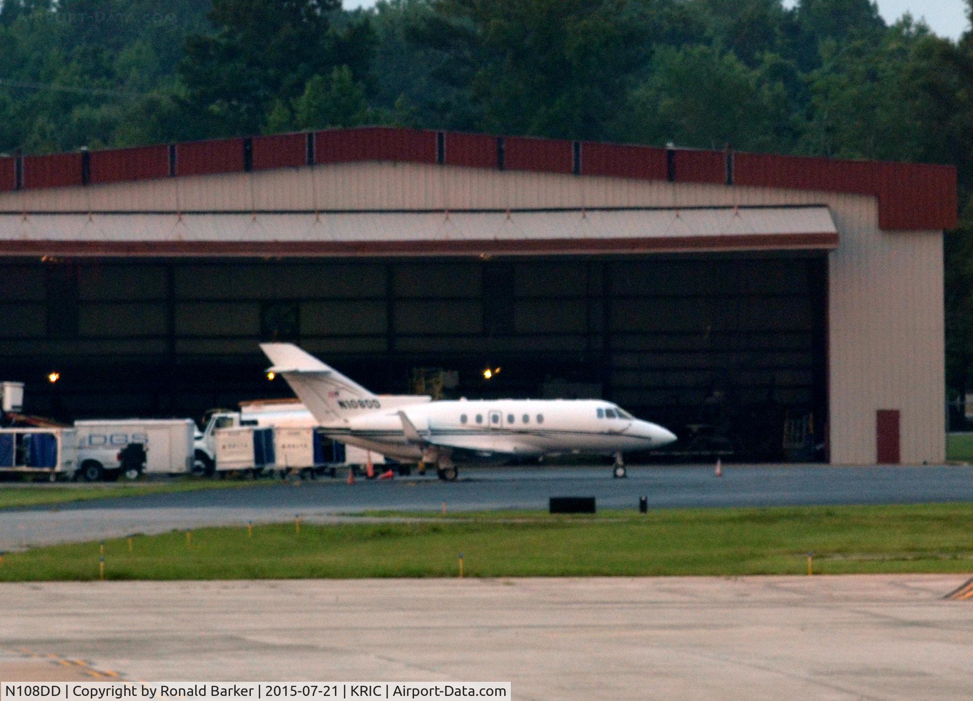 N108DD, 2004 Raytheon Hawker 800XP C/N 258700, On the ramp Richmond