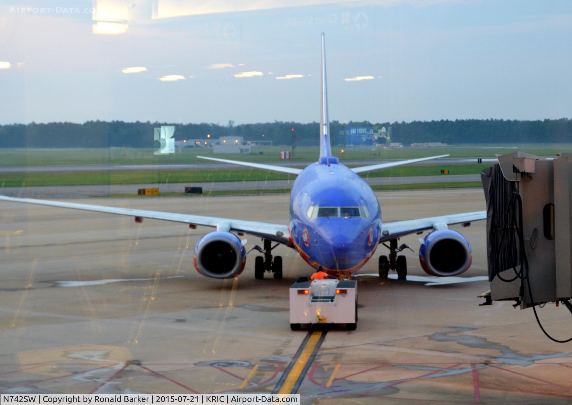 N742SW, 1998 Boeing 737-7H4 C/N 29278, Push back Richmond