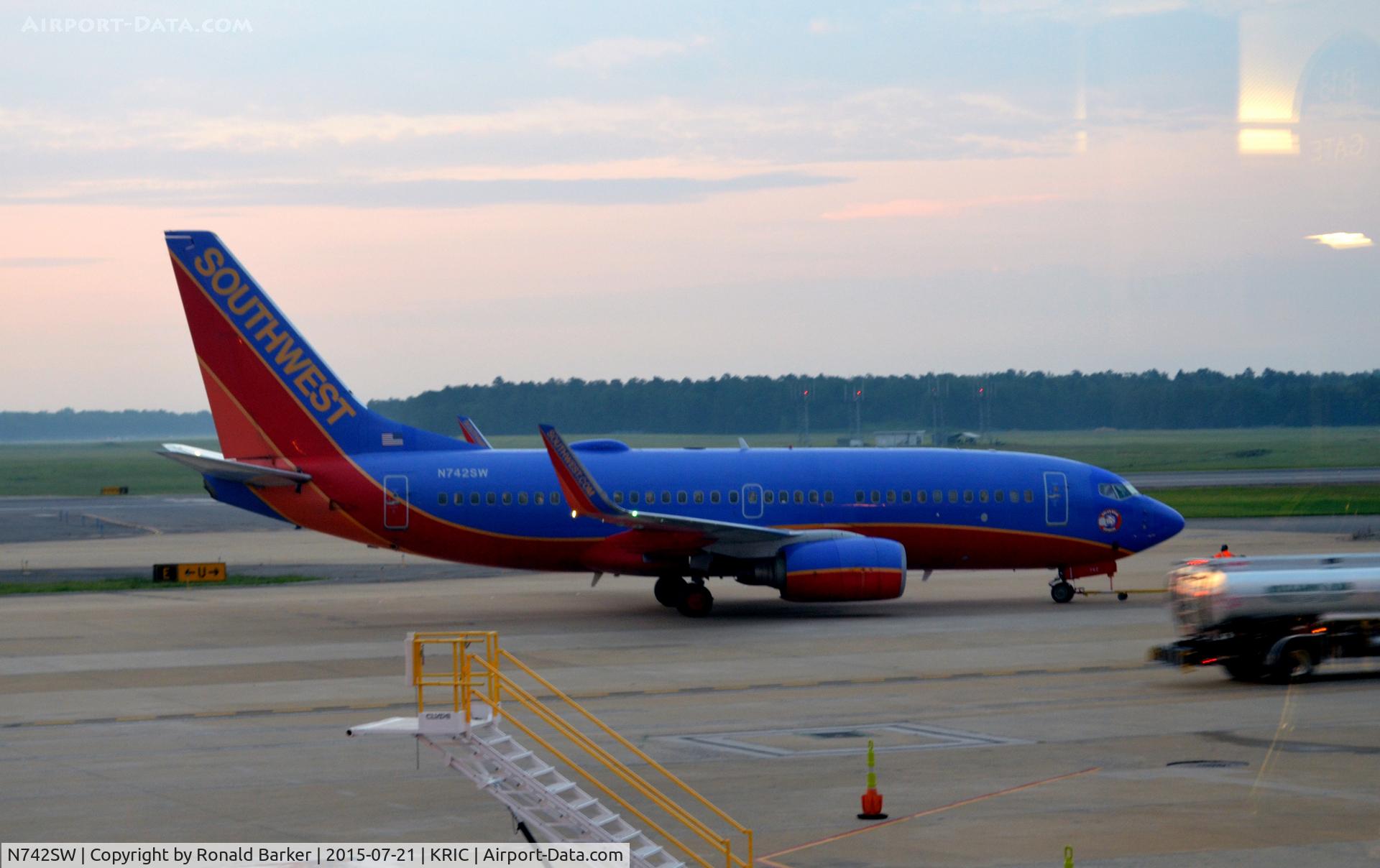 N742SW, 1998 Boeing 737-7H4 C/N 29278, Taxi Richmond