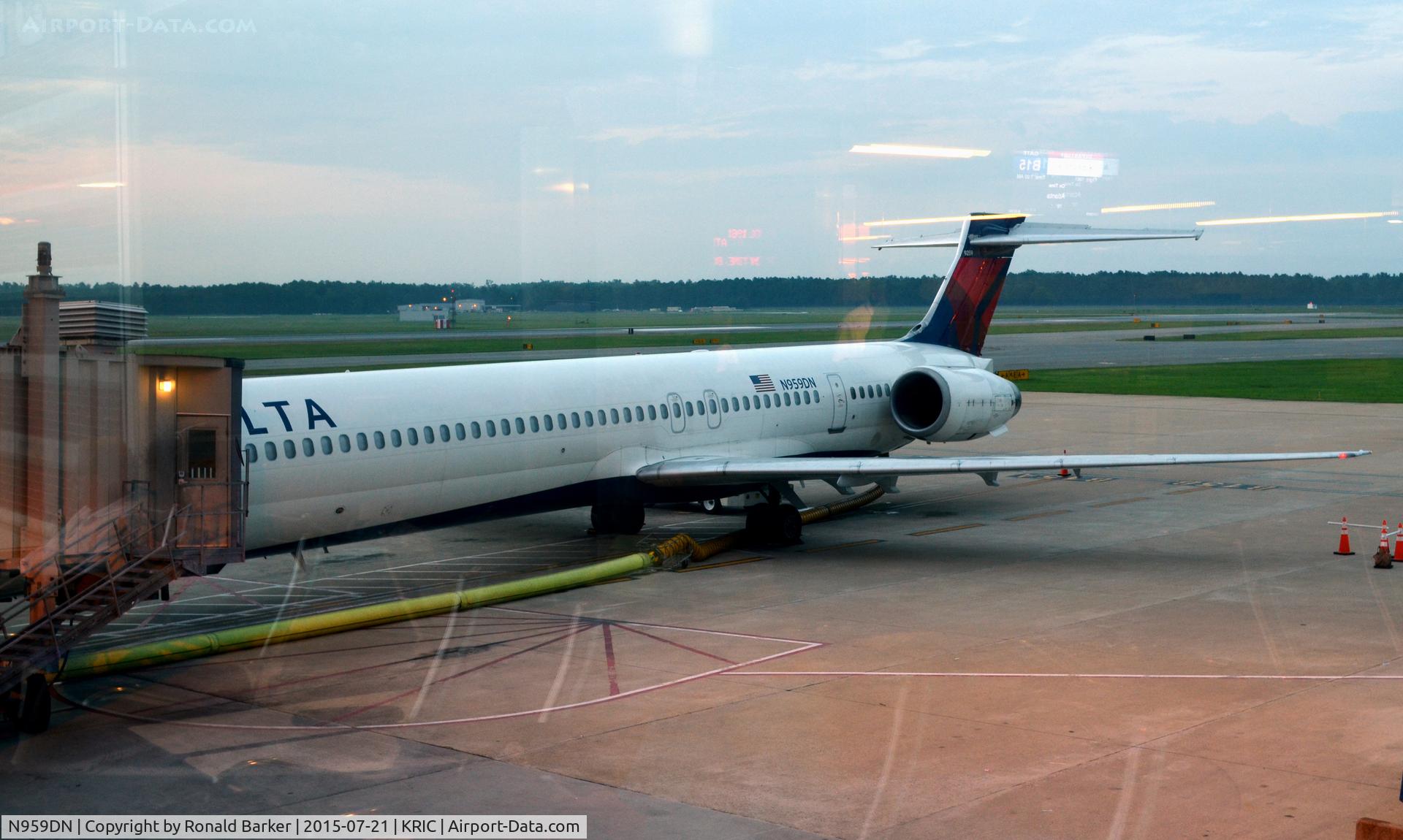 N959DN, McDonnell Douglas MD-90-30 C/N 53529, Gate B15 Richmond