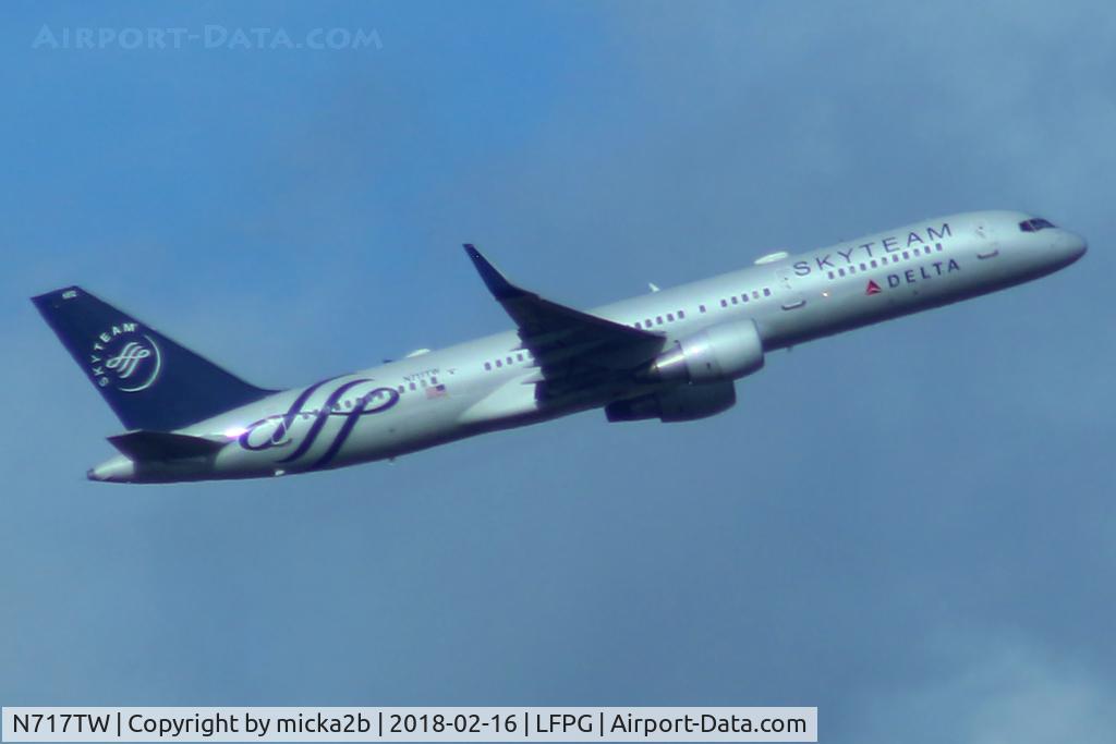 N717TW, 1999 Boeing 757-231 C/N 28485, Take off