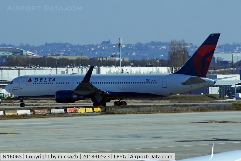 N16065, 1999 Boeing 767-332 C/N 30199, Taxiing