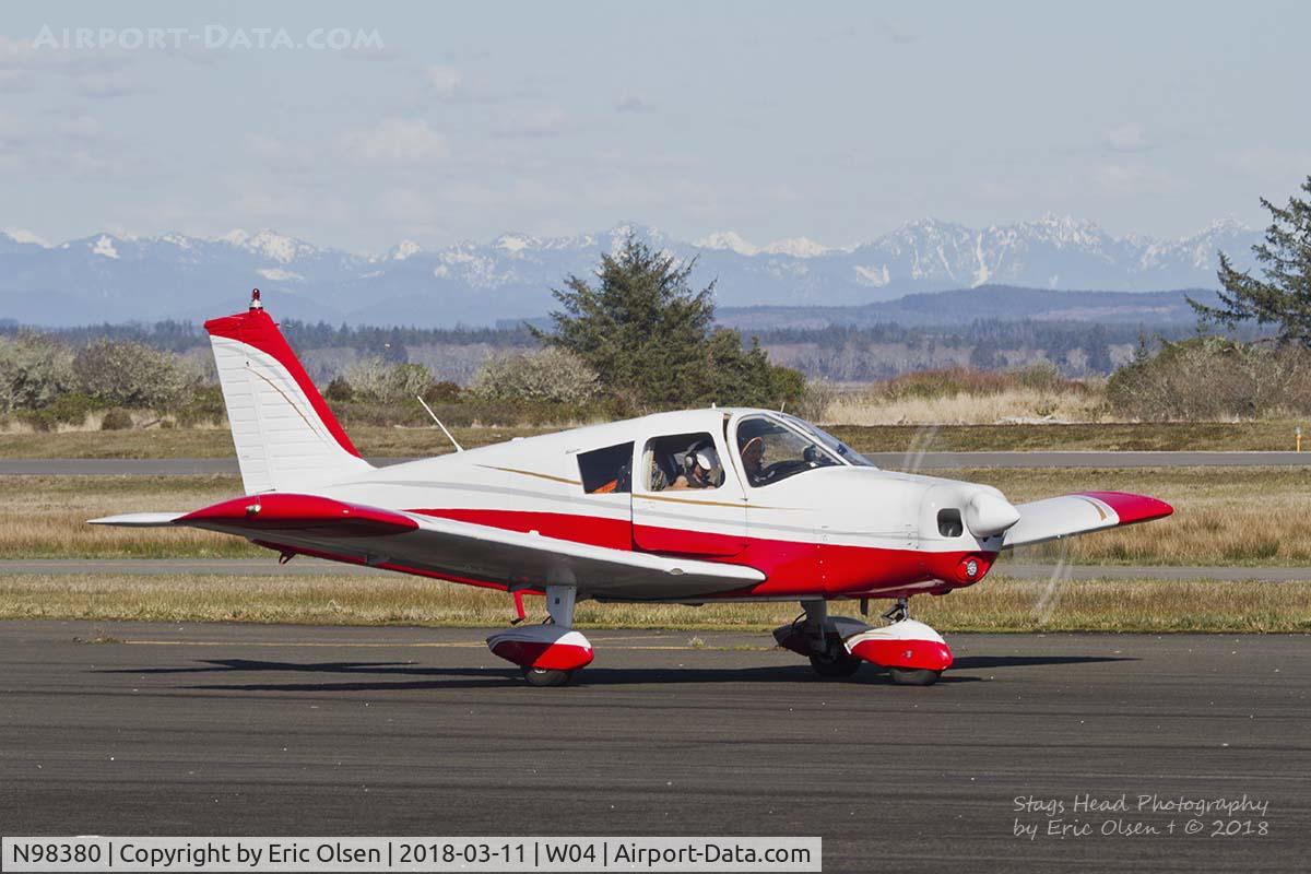 N98380, 1969 Piper PA-28-140 C/N 28-26128, Piper PA-28 getting ready to depart Ocean Shores. Departure was to the North.