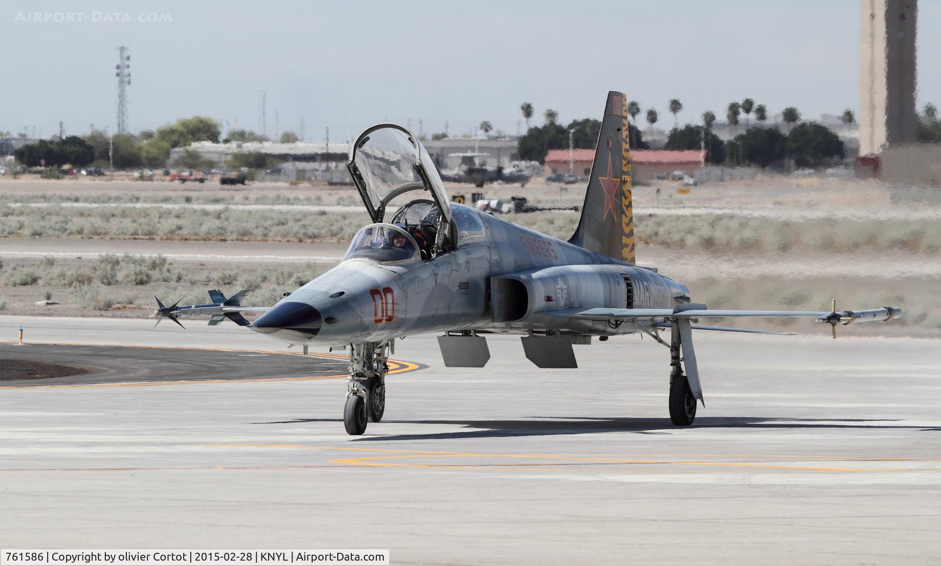 761586, Northrop F-5F Tiger II C/N L.1061, taxiing at Yuma airshow