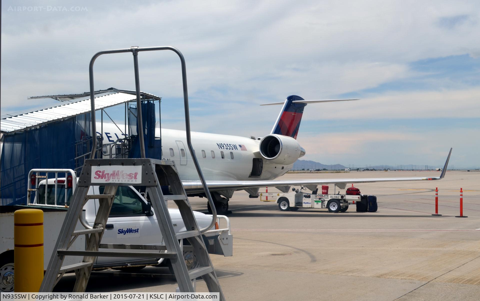 N935SW, 2002 Bombardier CRJ-200LR (CL-600-2B19) C/N 7725, At gate E2 SLC