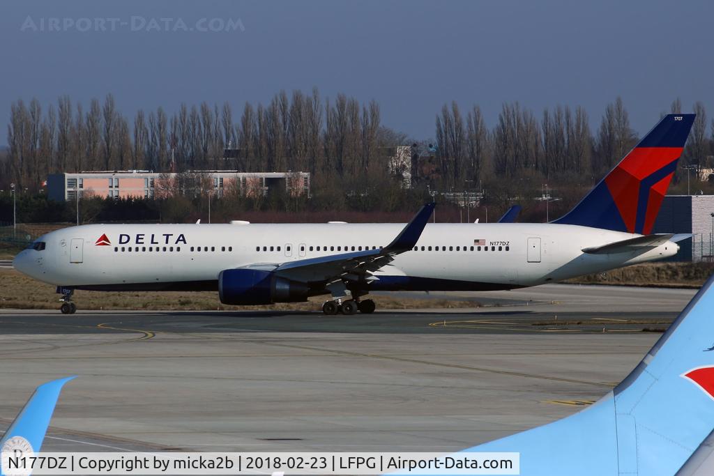 N177DZ, 1999 Boeing 767-332 C/N 29698, Taxiing