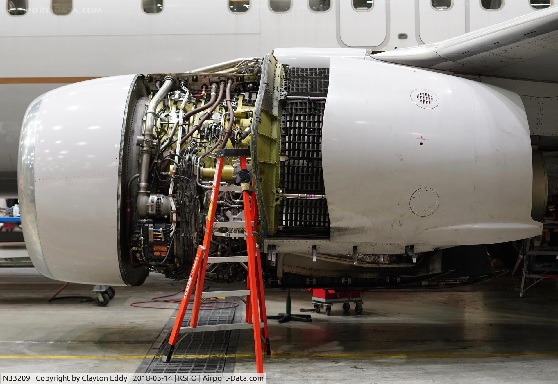 N33209, 2000 Boeing 737-824 C/N 30581, SFO 2018.