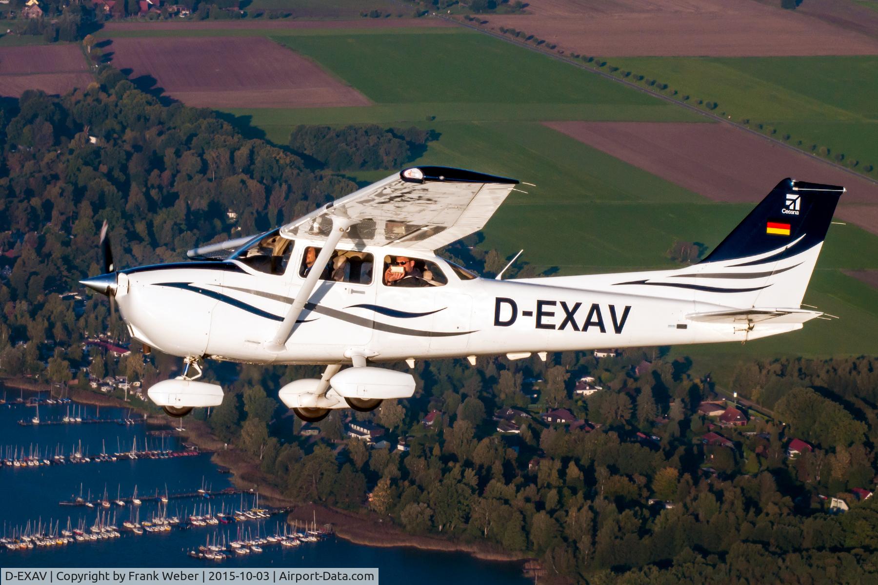 D-EXAV, Cessna 172S SP C/N 172S10953, Shot taken from D-ERWP at Region Hannover (Steinhuder Meer)