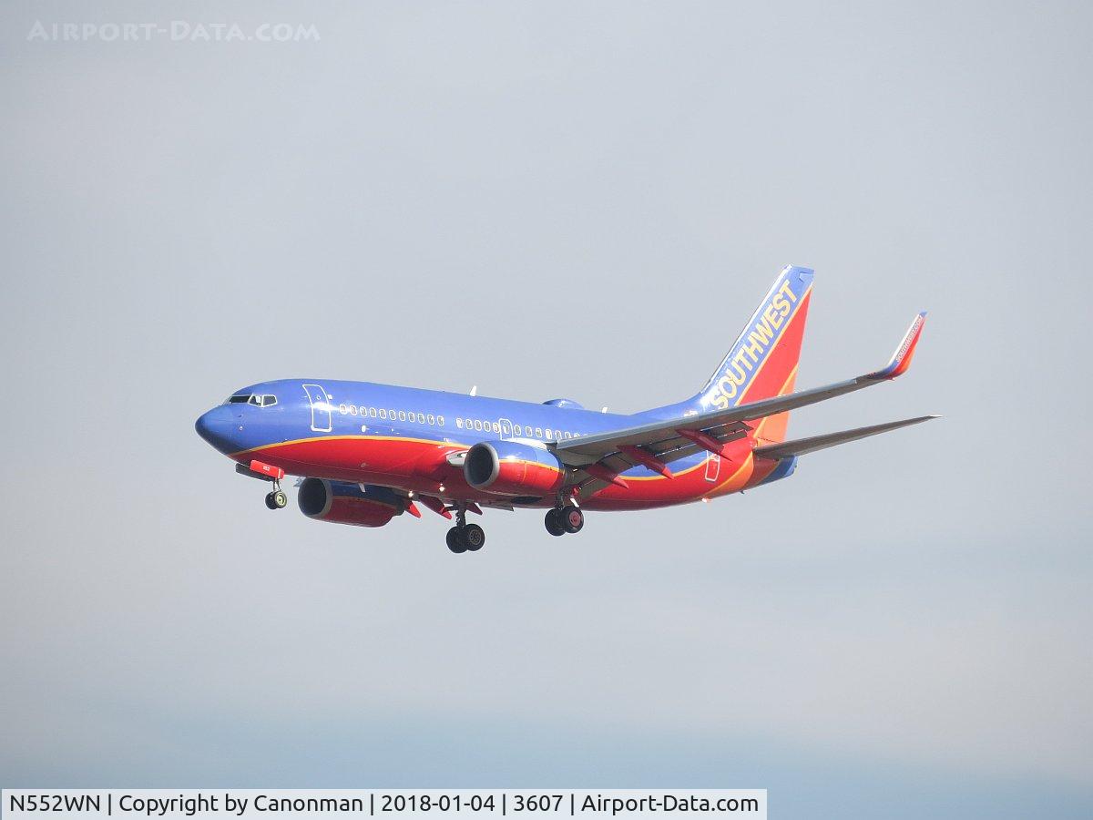 N552WN, 2001 Boeing 737-7BX C/N 30744, Landing