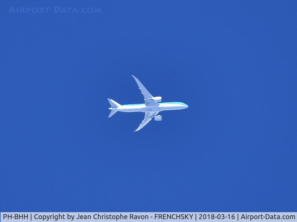 PH-BHH, 2016 Boeing 787-9 Dreamliner C/N 38767, overflying Bordeaux city level 400, RIO to Amsterdam