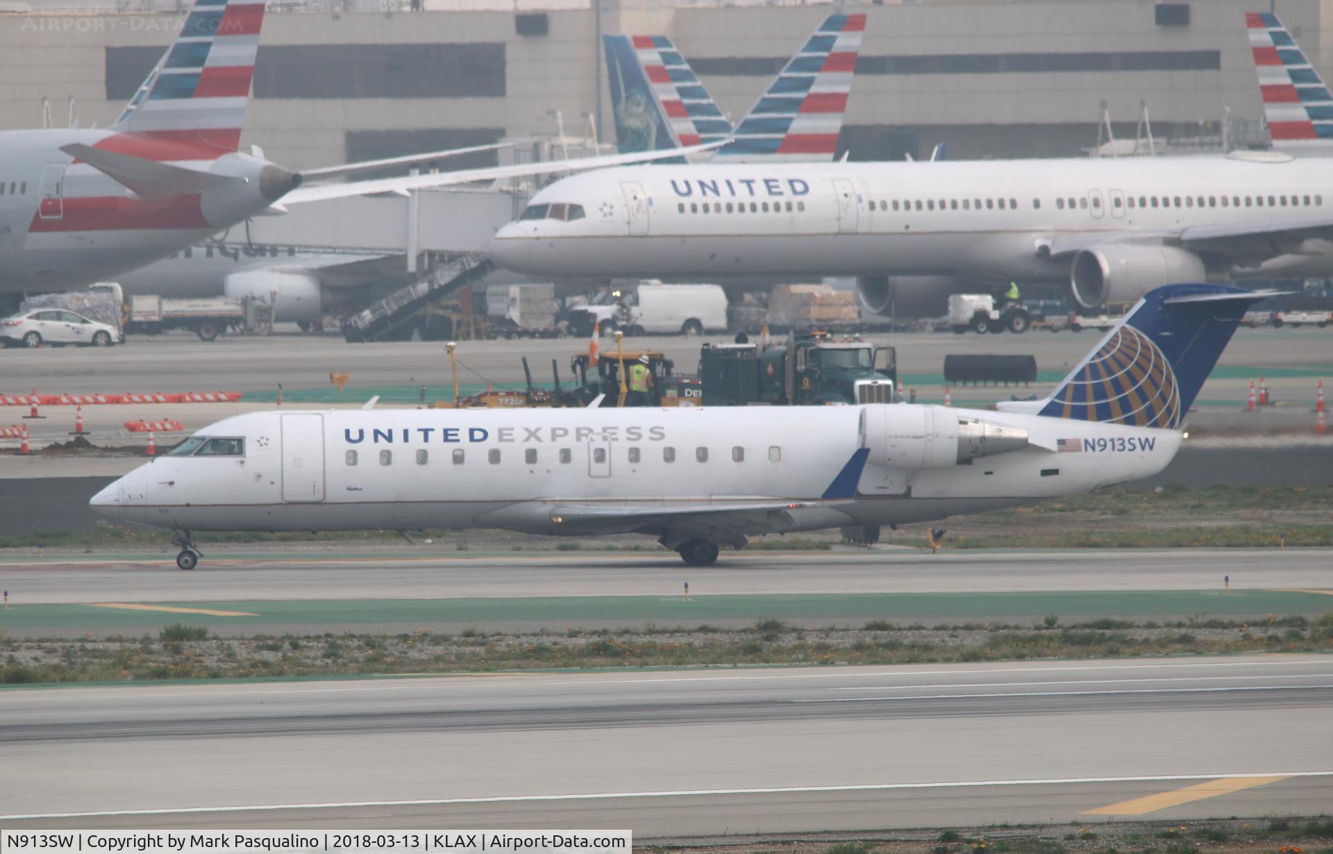 N913SW, 2001 Bombardier CRJ-200ER (CL-600-2B19) C/N 7597, CL-600-2B19