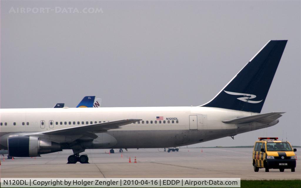 N120DL, 1986 Boeing 767-332 C/N 23279, No wheel is turning due to the vulcanian dust