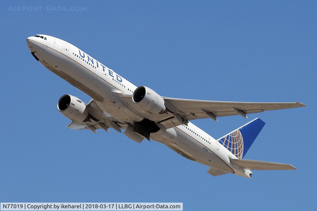 N77019, 2007 Boeing 777-224 C/N 35547, Flight to Newark, USA, after T/O from runway 26.