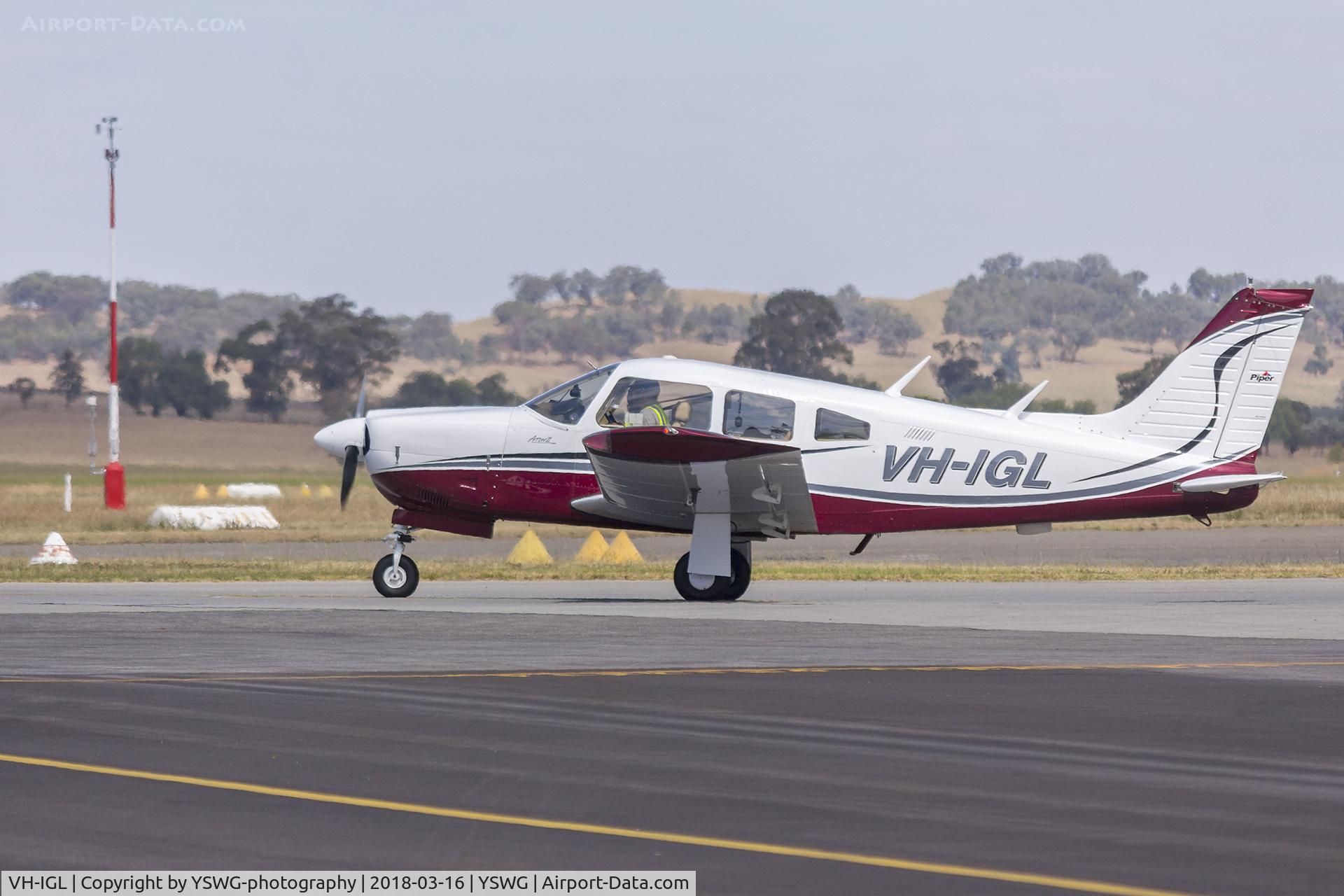 VH-IGL, 1977 Piper PA-28R-200 Arrow C/N 28R-7635404, Piper PA-28R-200 Arrow II (VH-IGL) taxiing at Wagga Wagga Airport