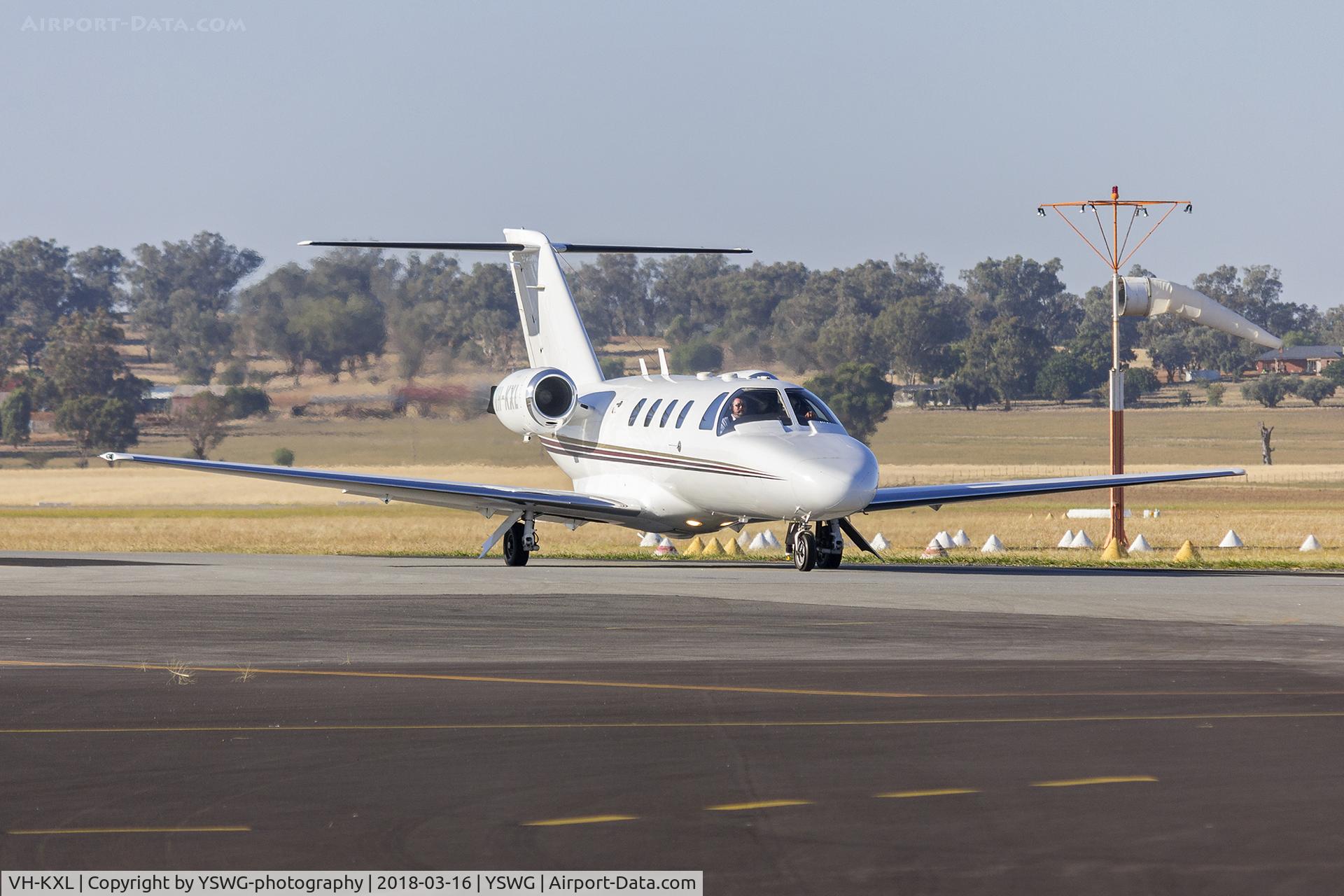 VH-KXL, 1995 Cessna 525 CitationJet C/N 525-0100, Edwards Coaches (VH-KXL) Cessna 525 CitationJet taxiing at Wagga Wagga Airport