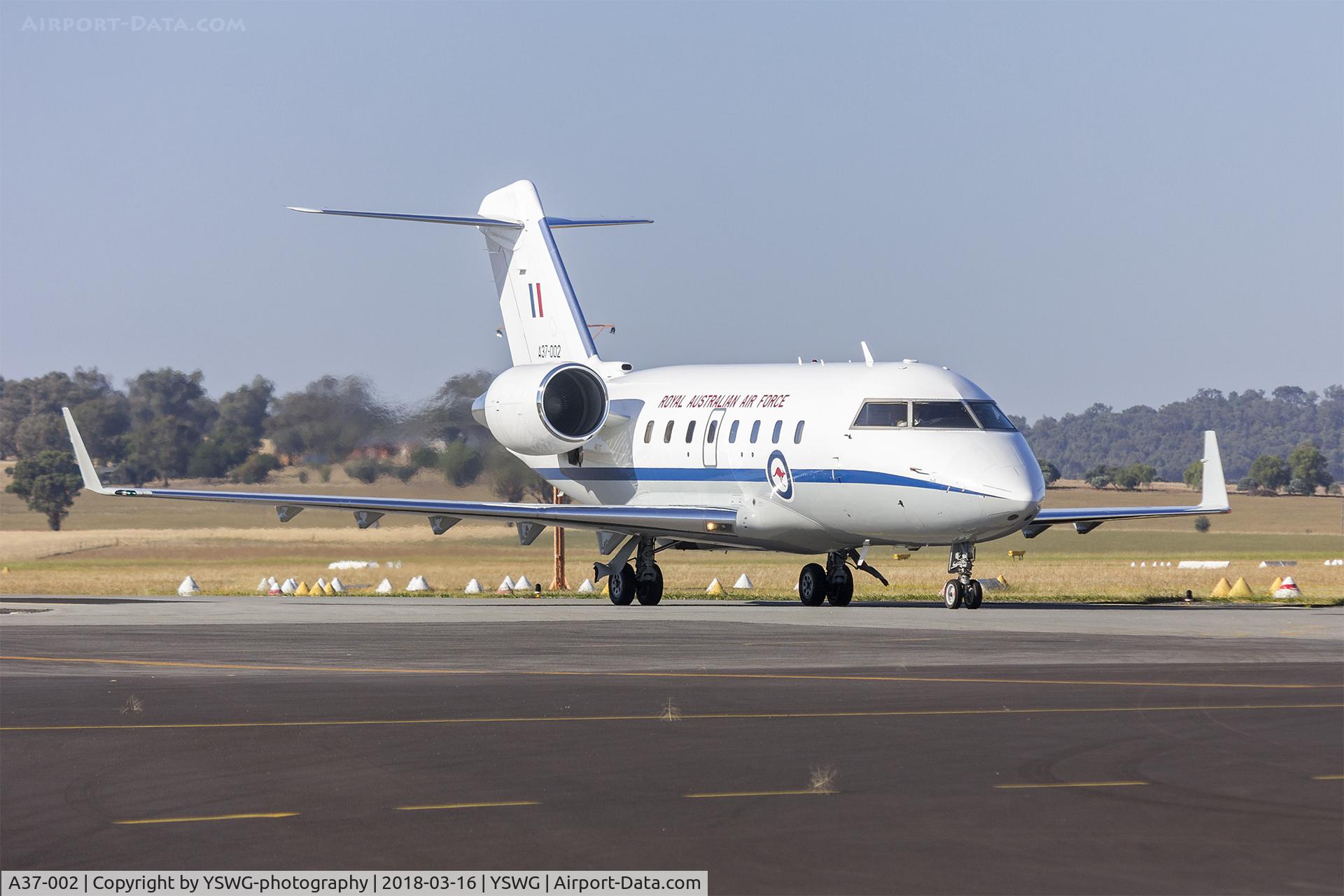 A37-002, 2002 Bombardier Challenger 604 (CL-600-2B16) C/N 5534, Royal Australian Air Force (A37-002) Bombardier CL-600-2B16 Challenger 604 taxiing at Wagga Wagga Airport