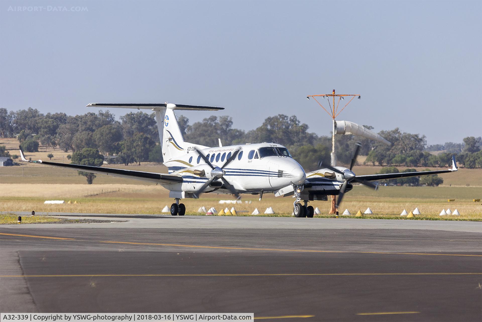A32-339, 2003 Beech Super King Air 350 C/N FL-339, Royal Australian Air Force (A32-339) Beech King Air 350 taxiing at Wagga Wagga Airport