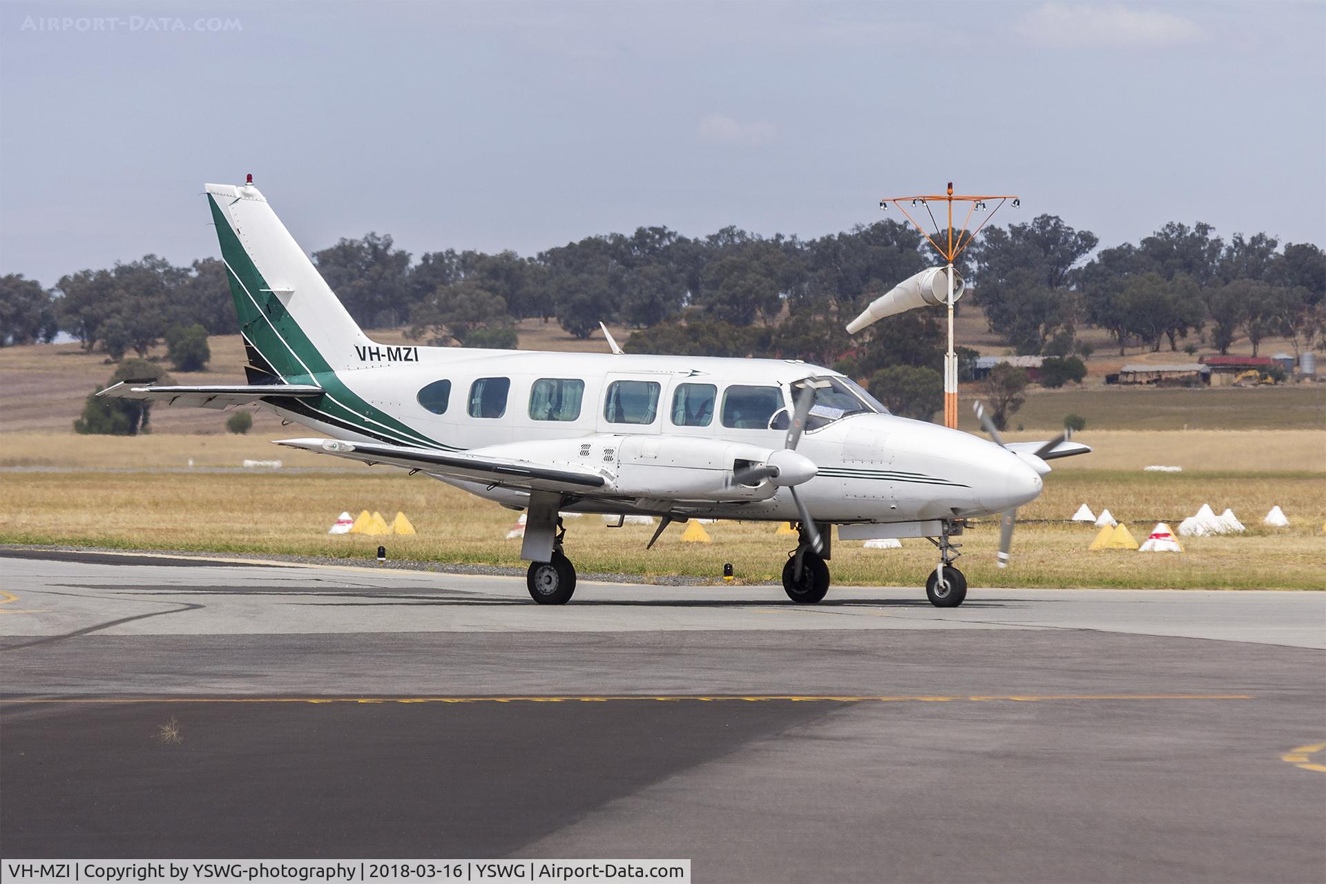 VH-MZI, 1981 Piper PA-31-350 Chieftain C/N 31-8152131, AirMed Australia (VH-MZI) Piper PA-31-350 Chieftain taxiing at Wagga Wagga Airport