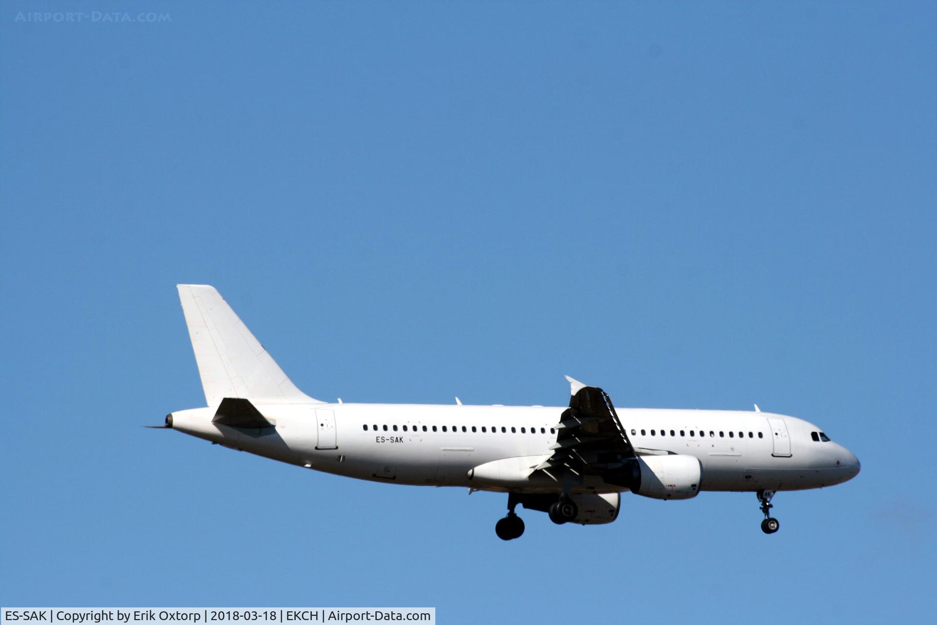 ES-SAK, 1998 Airbus A320-214 C/N 888, ES-SAK landing rw 04L