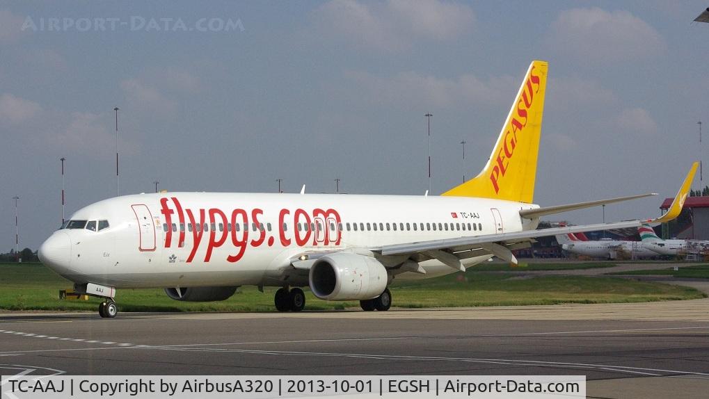 TC-AAJ, 2009 Boeing 737-82R C/N 35702, Departing Norwich