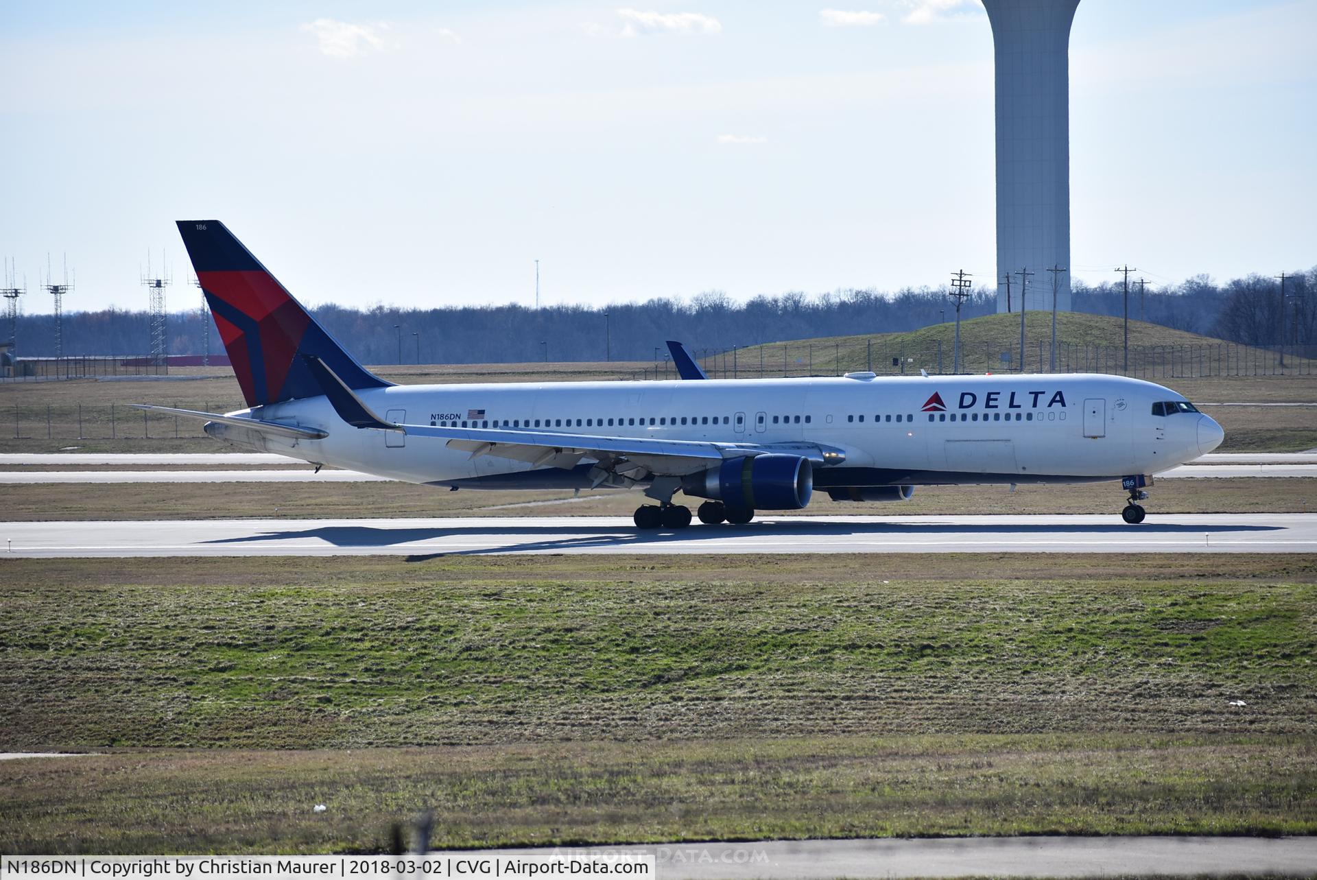 N186DN, 1995 Boeing 767-332 C/N 27962, Boeing 767-332ER in from London