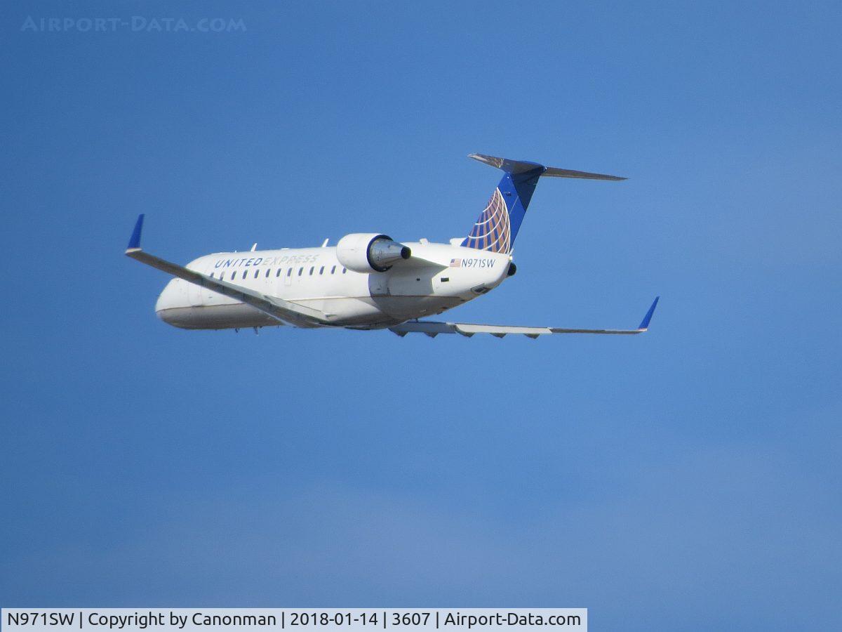 N971SW, 2004 Canadair CL-600-2B19 Regional Jet CRJ-200LR C/N 7947, Lifting off