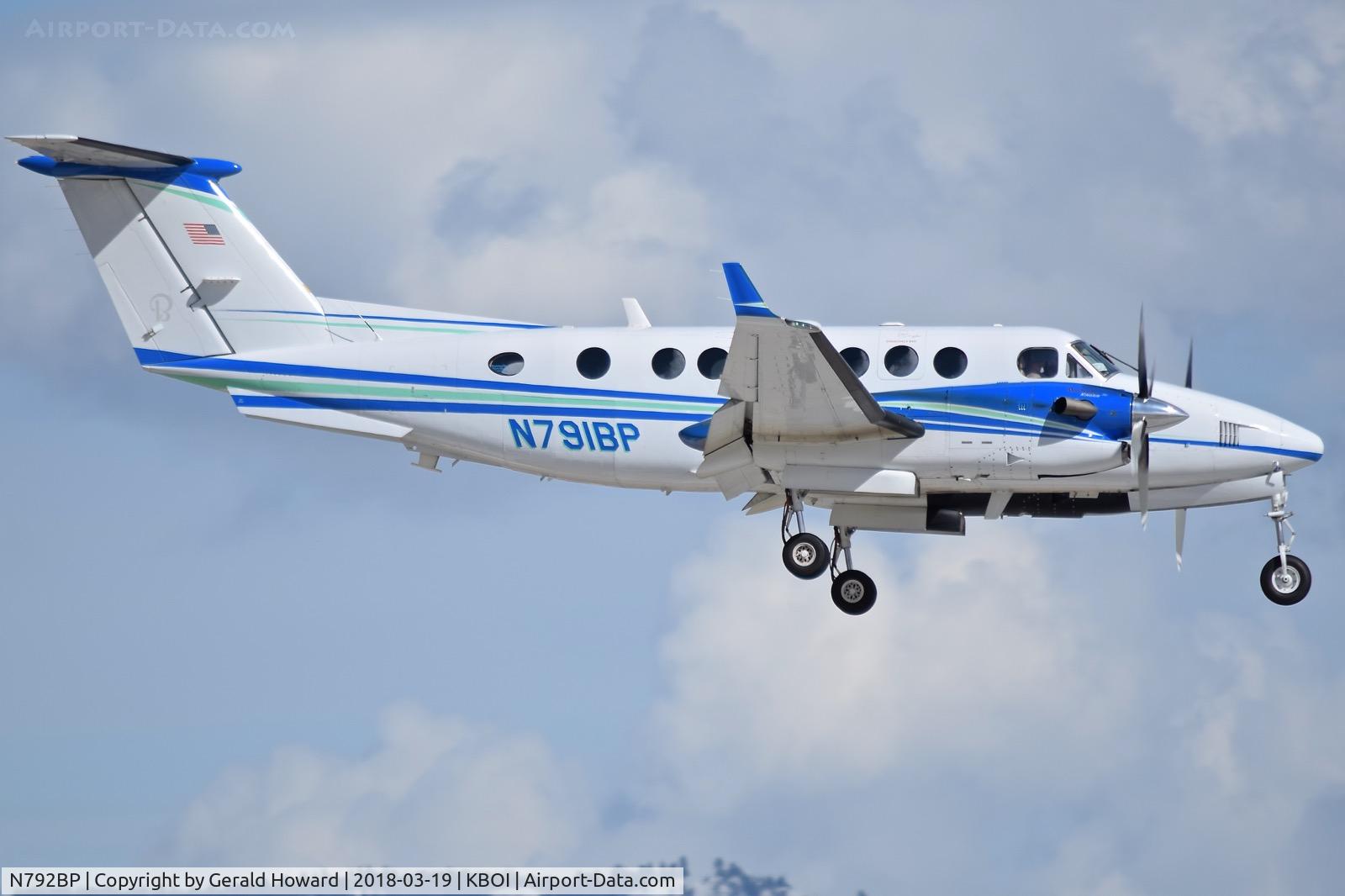 N792BP, 2007 Hawker Beechcraft B200GT King Air C/N BY-10, Landing RWY 10R.