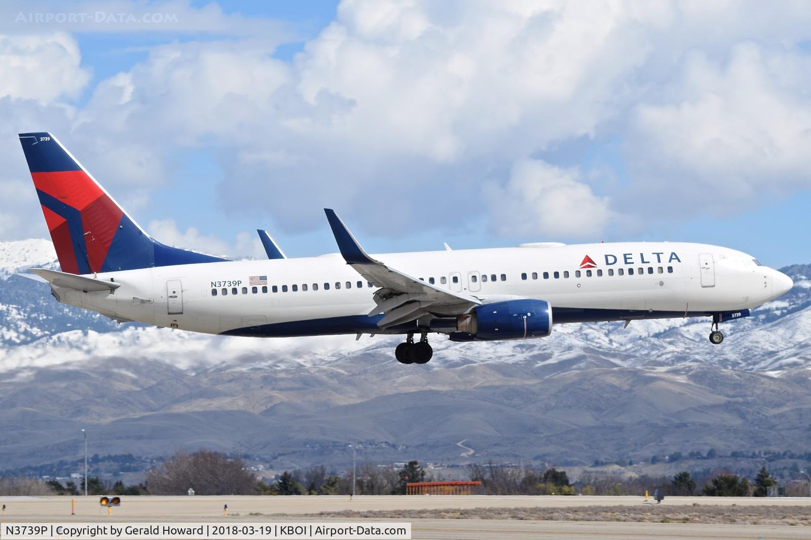 N3739P, 2000 Boeing 737-832 C/N 30541, Landing RWY 10R.