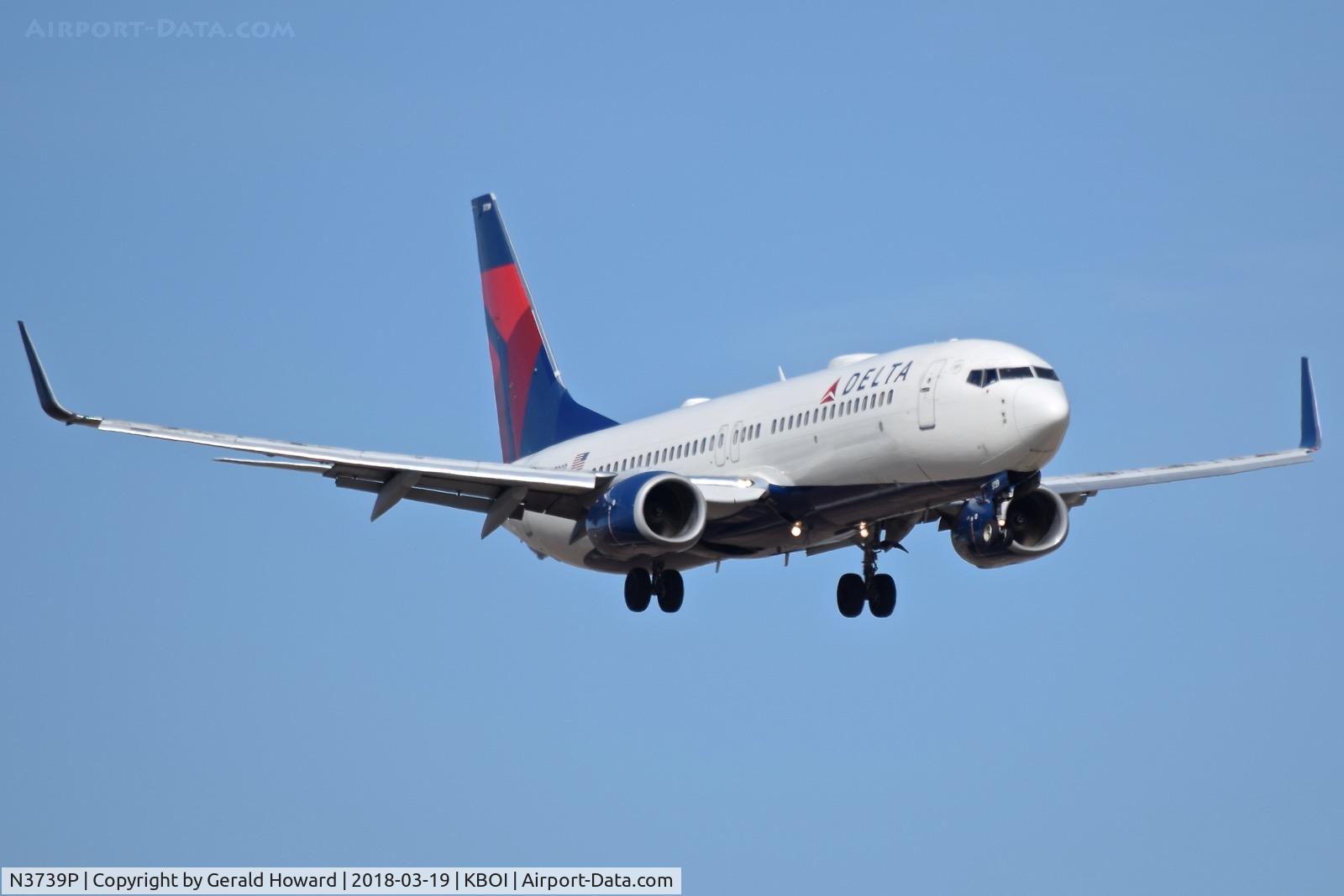 N3739P, 2000 Boeing 737-832 C/N 30541, On approach to RWY 10R.