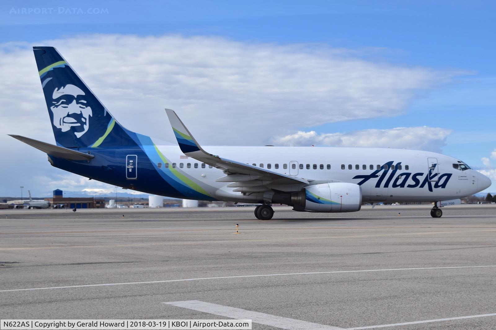 N622AS, 2000 Boeing 737-790 C/N 30165, Taxiing on Alpha to the gate.