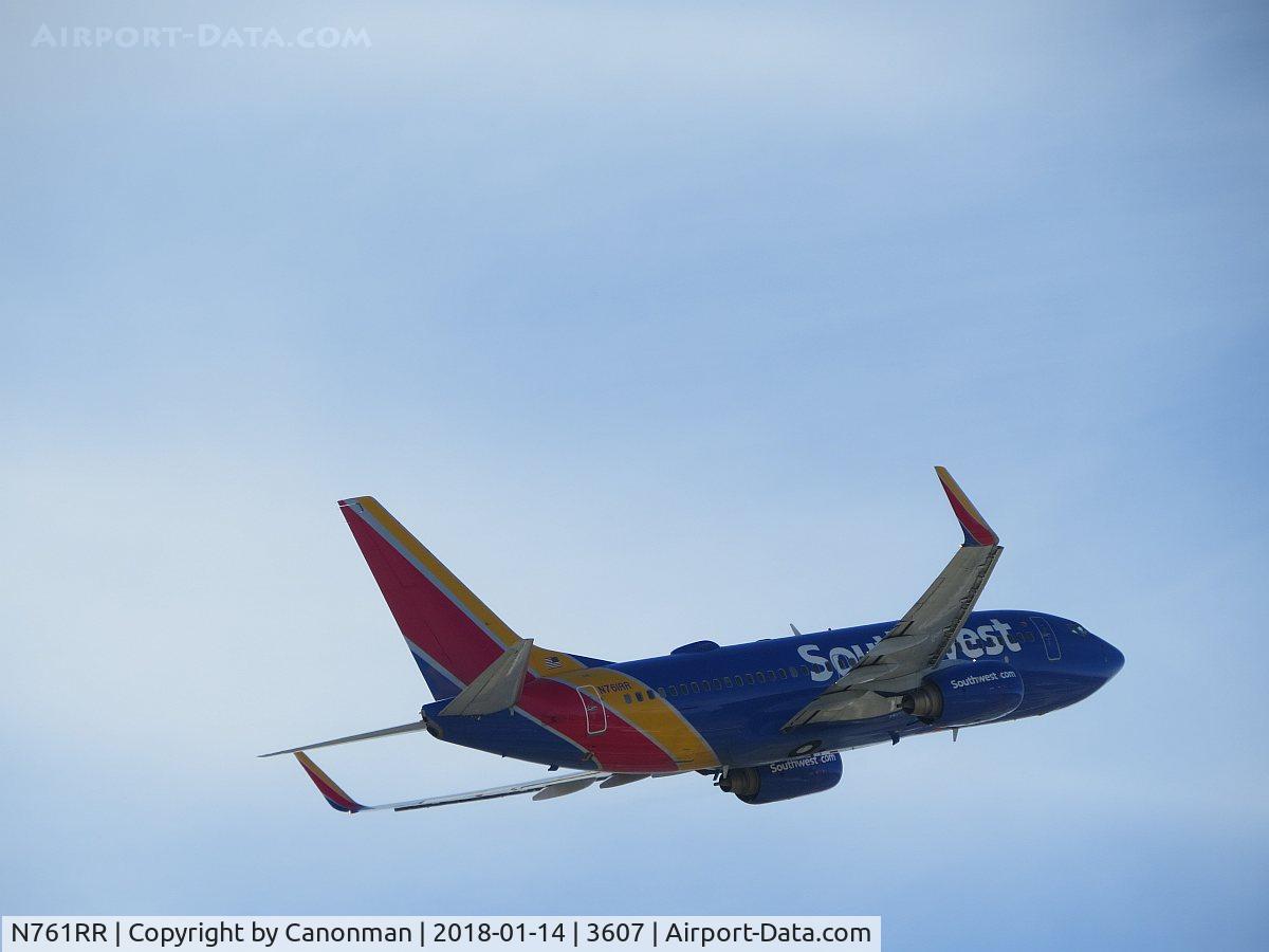 N761RR, 2000 Boeing 737-7H4 C/N 27875, Lifting off