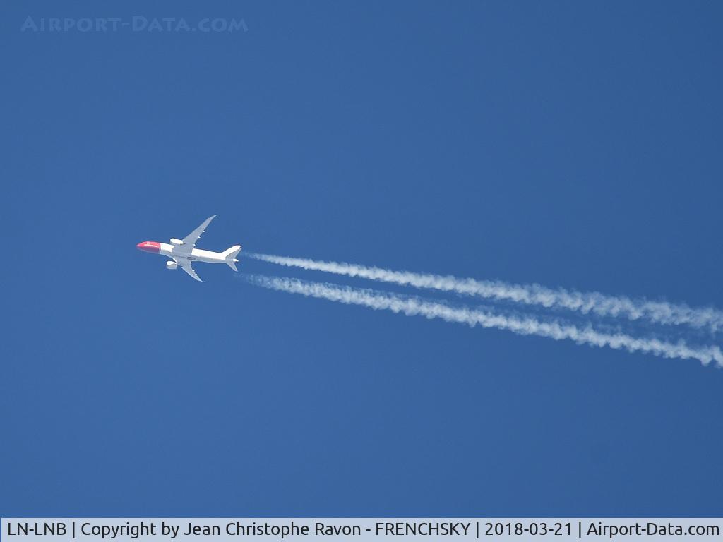 LN-LNB, 2013 Boeing 787-8 Dreamliner Dreamliner C/N 35305, overflying Bordeaux city level 380, NAX7109, BCN to LAX