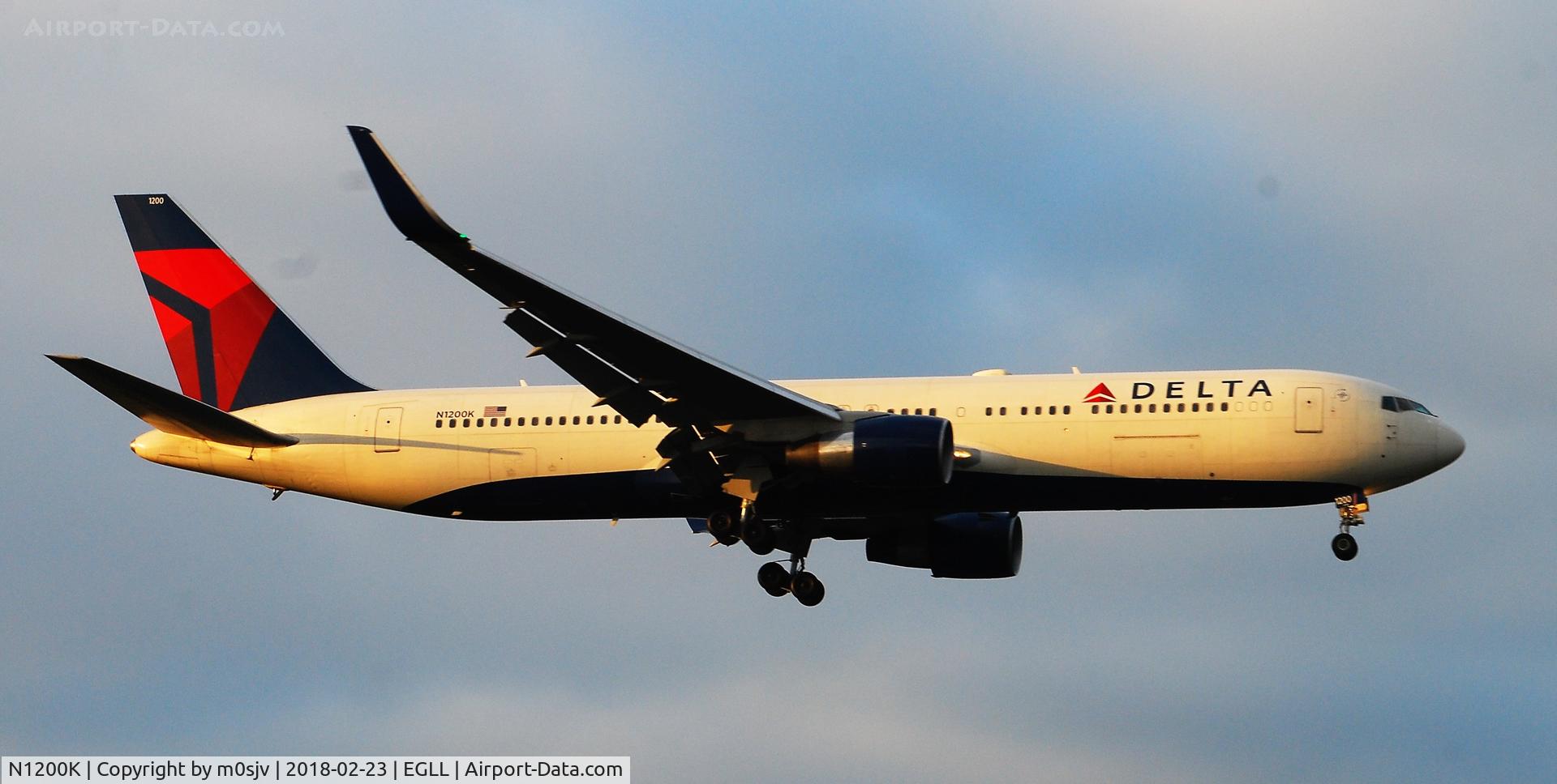 N1200K, 1998 Boeing 767-332 C/N 28457, Taken from the threshold of 29L